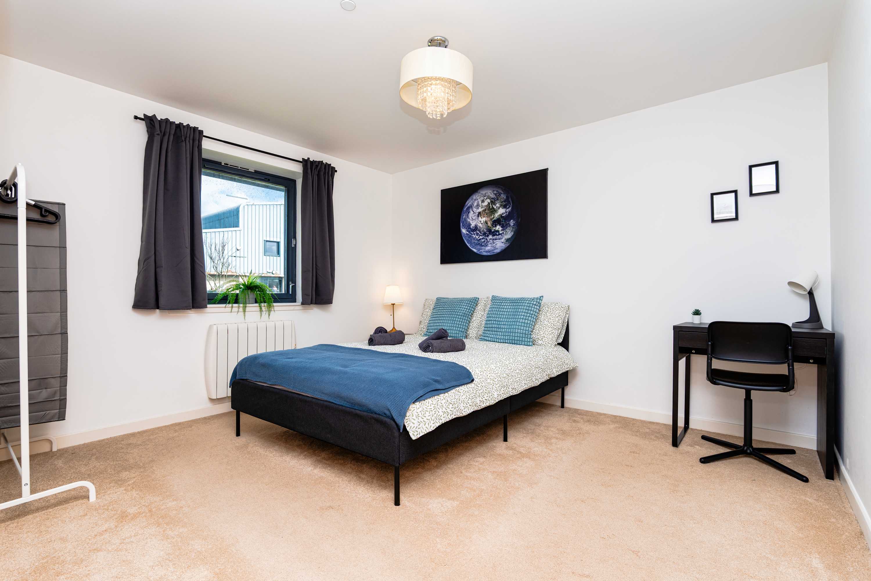 Spacious 2BR Ground Floor Sleeps 5 Near Peterhead Harbour FREE Parking Fast WiFi in Station Avenue AB42 3PW - Property image 7 - VivreStays