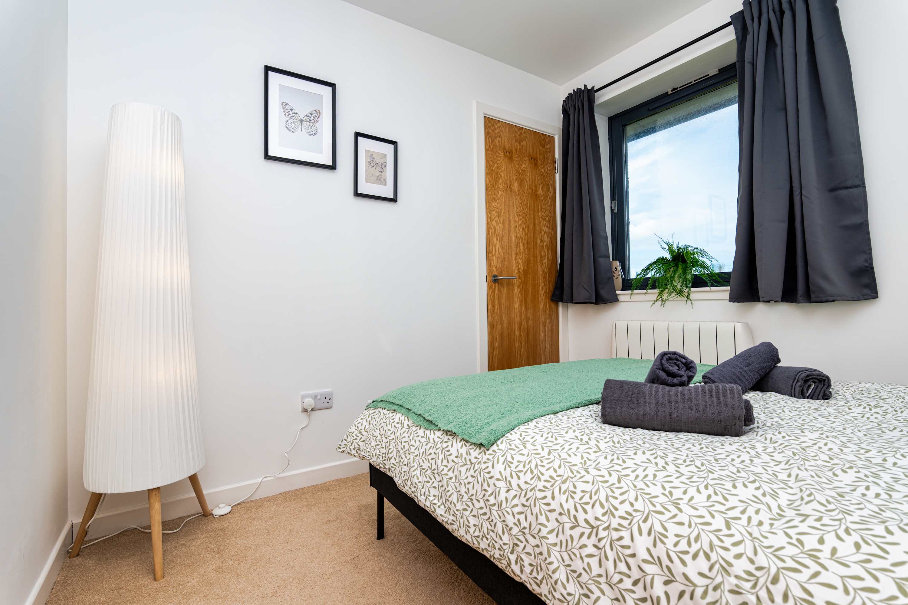 Spacious 2BR Ground Floor Sleeps 5 Near Peterhead Harbour FREE Parking Fast WiFi in Station Avenue AB42 3PW - Property image 13 - VivreStays