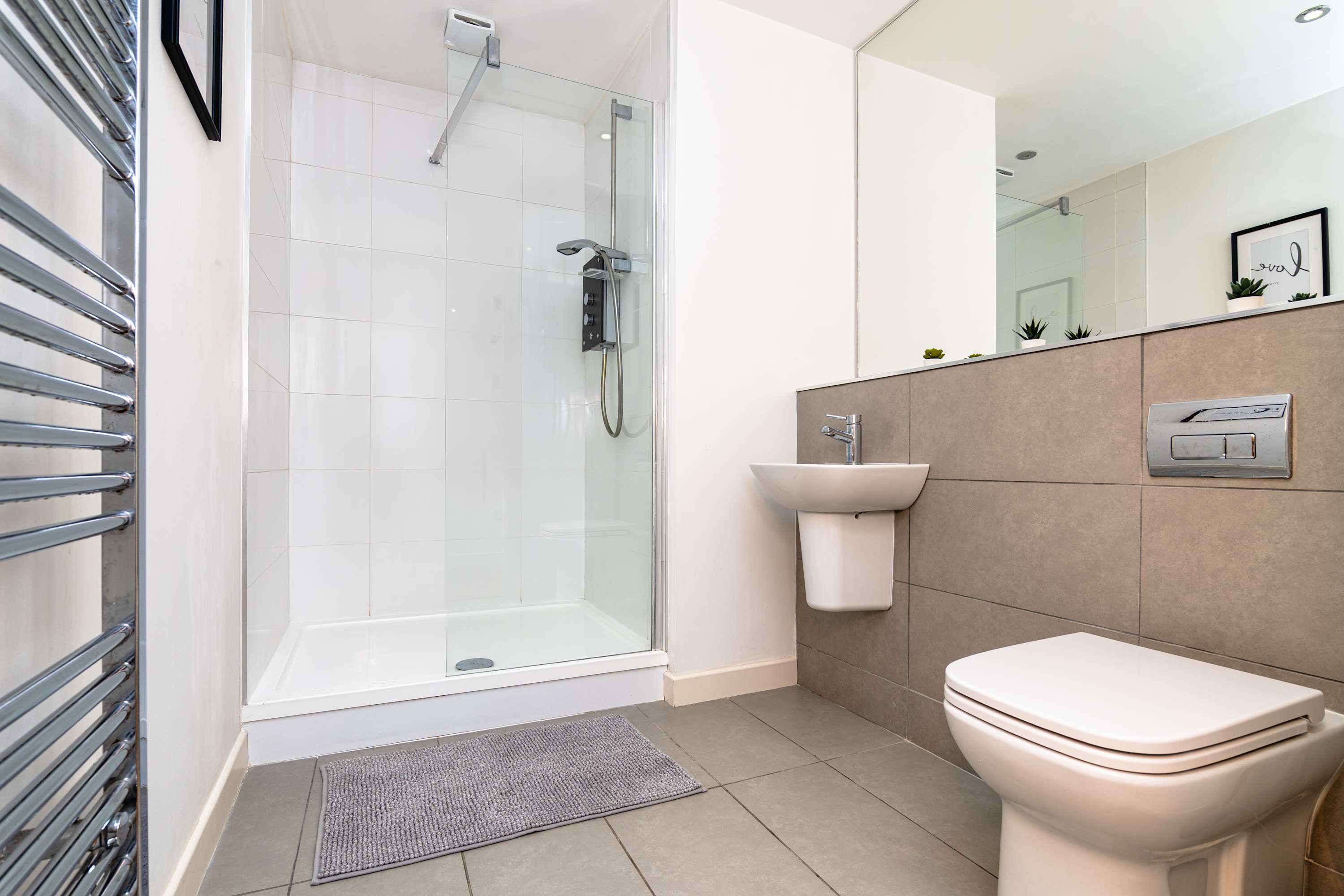 Spacious 2BR Ground Floor Sleeps 5 Near Peterhead Harbour FREE Parking Fast WiFi in Station Avenue AB42 3PW - Property image 4 - VivreStays