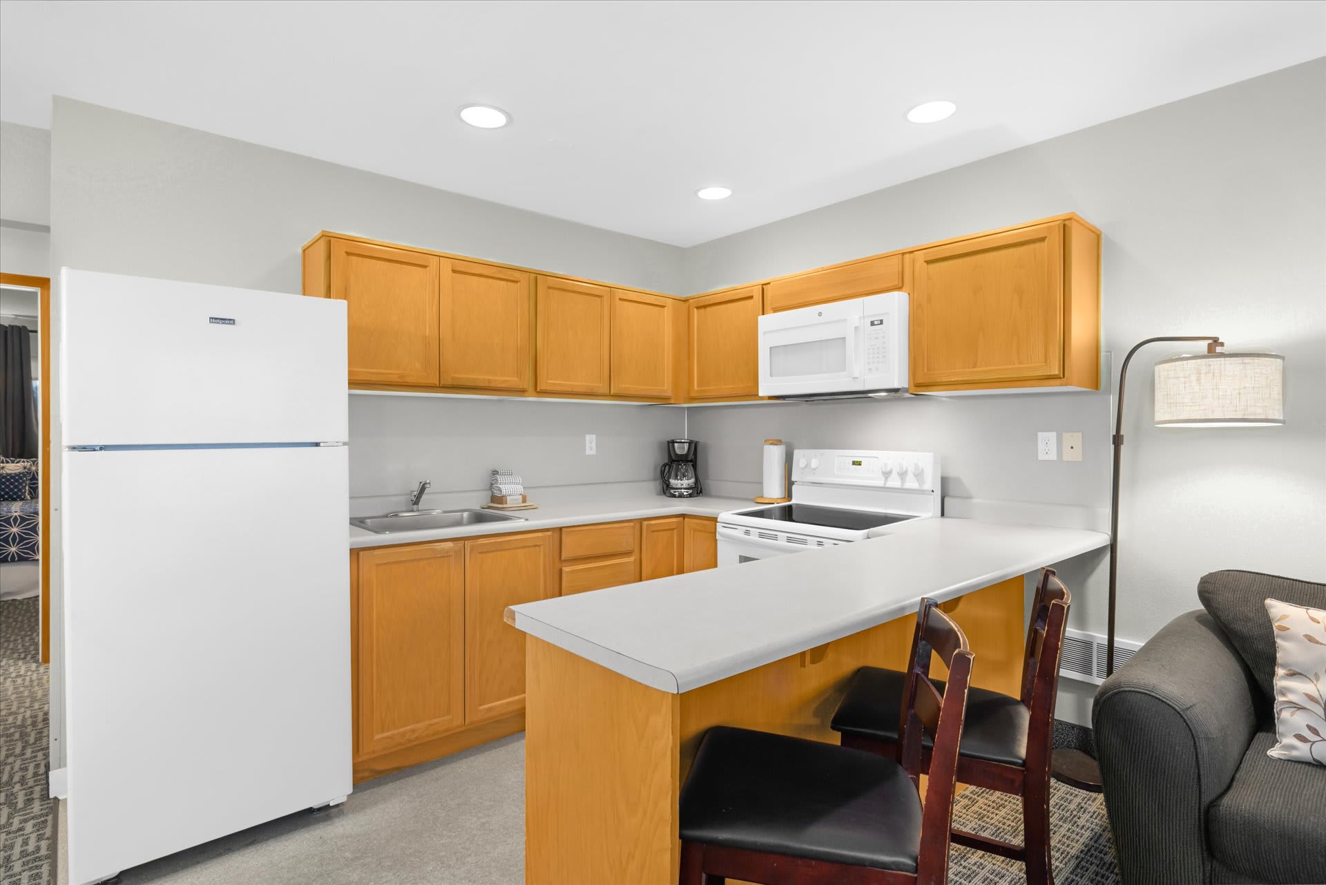 Family Suite - Sleeps Six - Ocean View & Beach Access - Pool & Hot Tub! 4