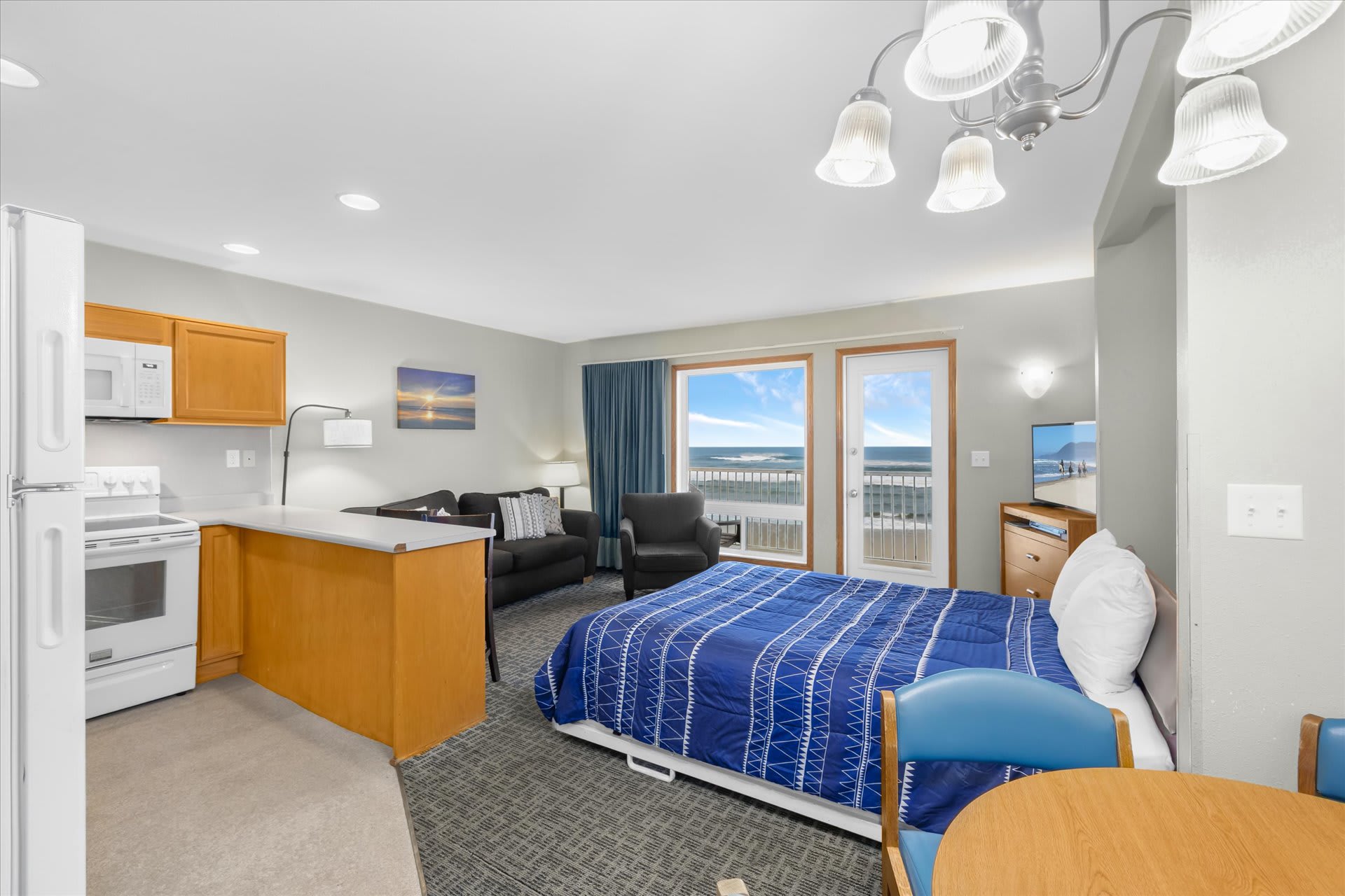 Family Suite - Sleeps Six - Ocean View & Beach Access - Pool & Hot Tub!