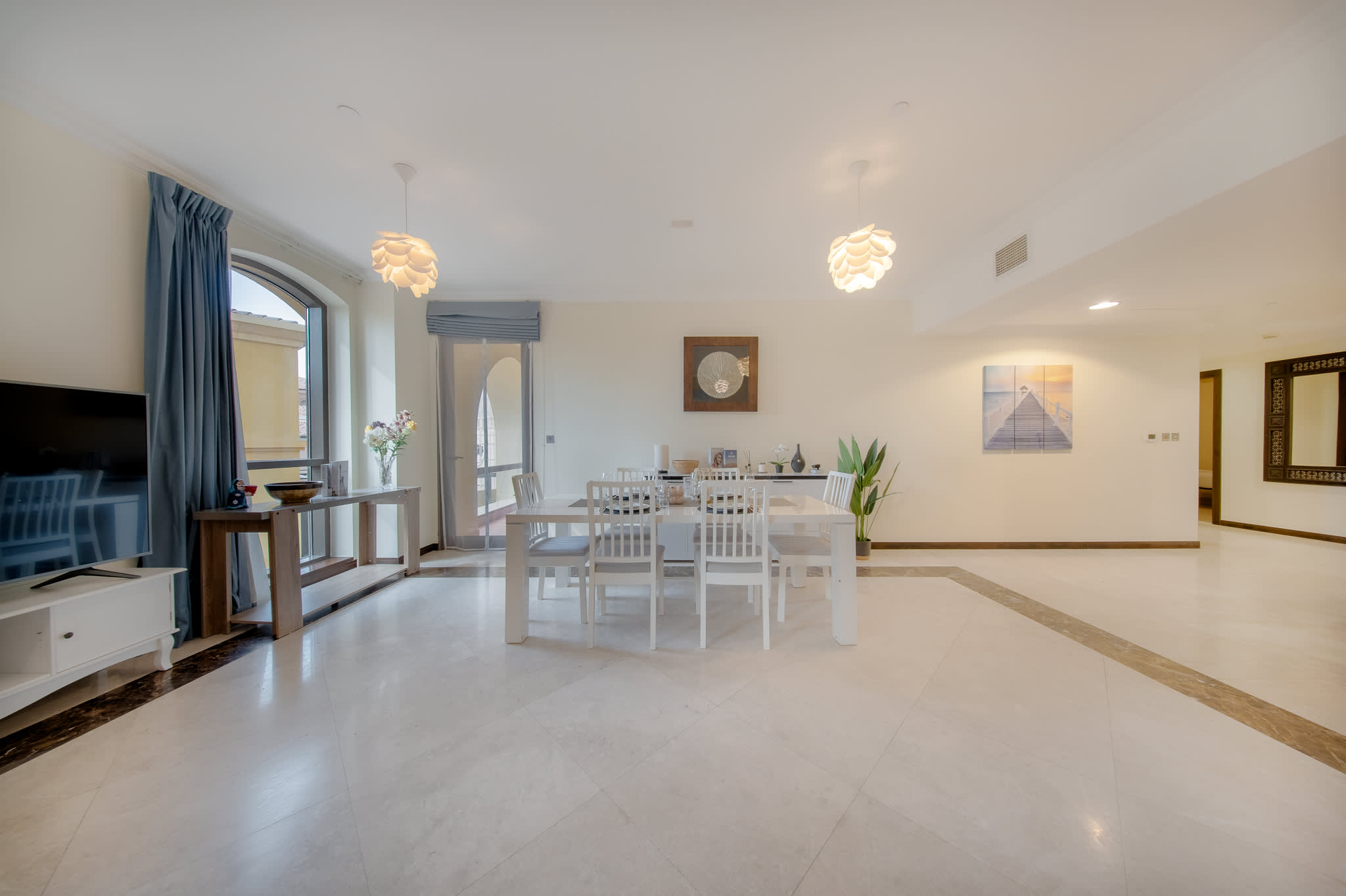 Luxury JBR Apartment: Beachfront Bliss & Stunning Views! - Image 2