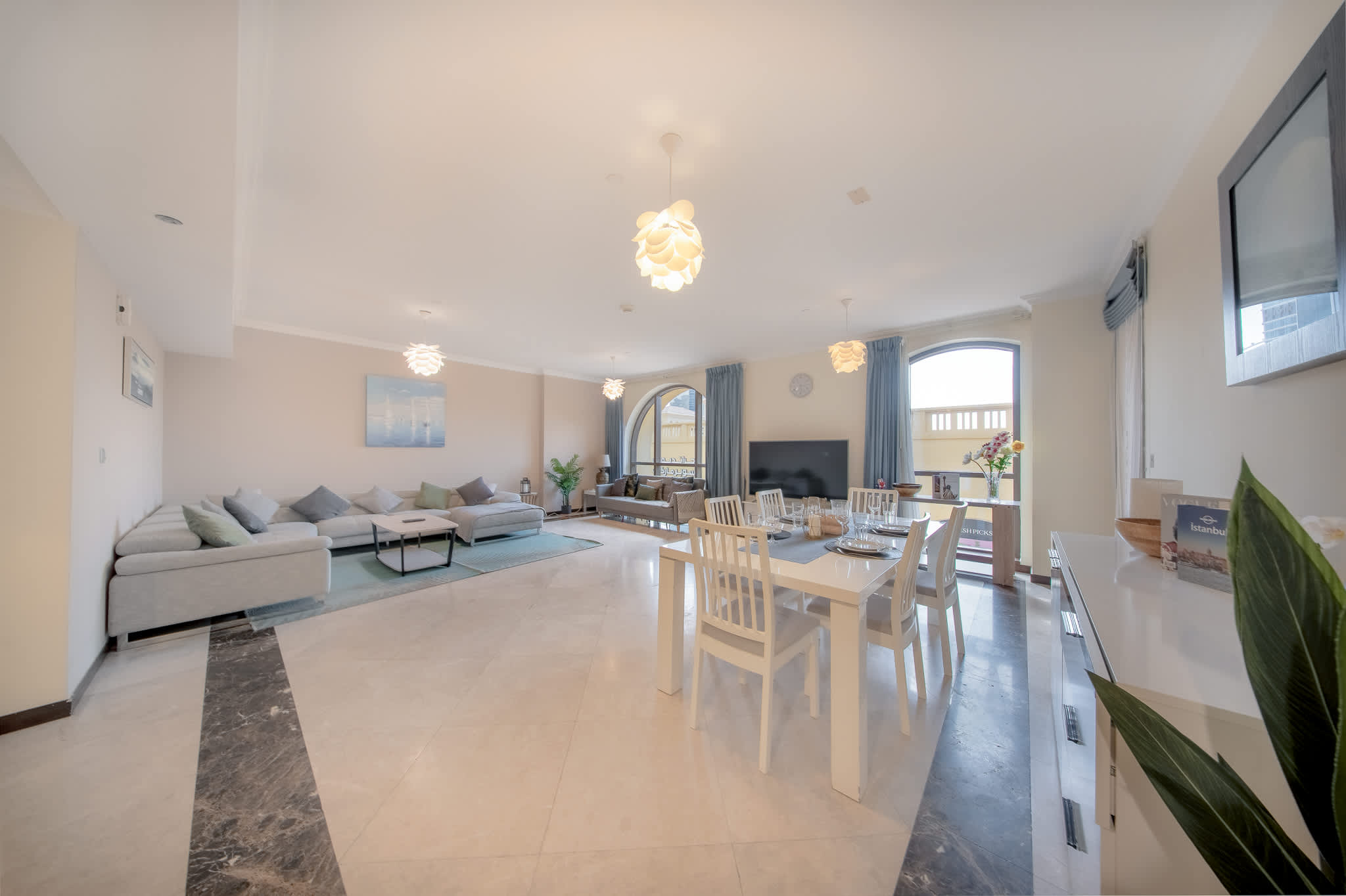 Luxury JBR Apartment: Beachfront Bliss & Stunning Views! - Image 3