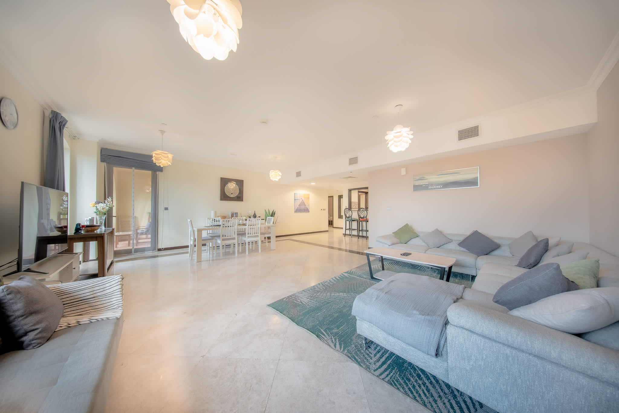 Luxury JBR Apartment: Beachfront Bliss & Stunning Views! - Image 4