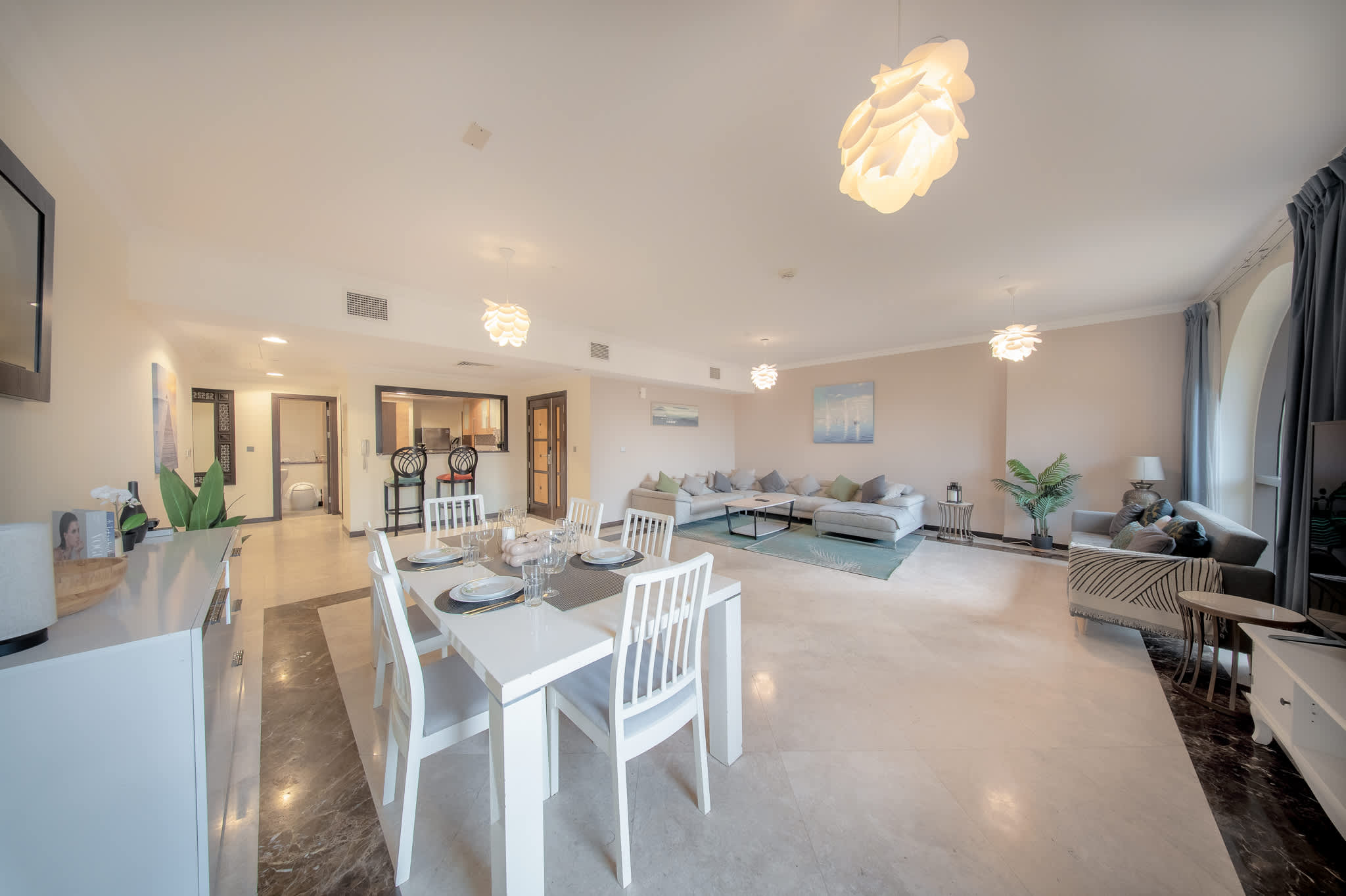 Luxury JBR Apartment: Beachfront Bliss & Stunning Views! - Image 5