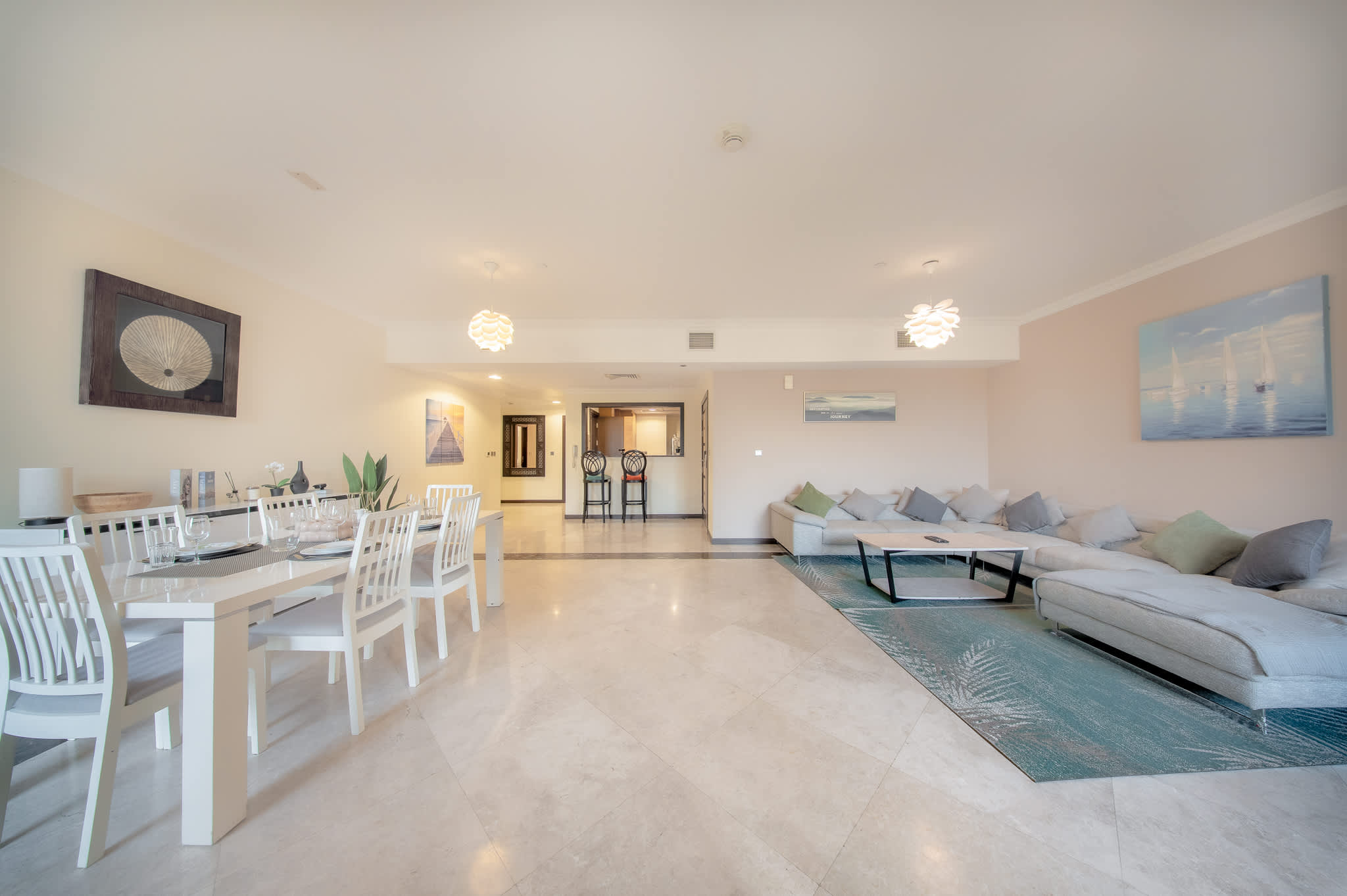 Luxury JBR Apartment: Beachfront Bliss & Stunning Views! - Image 7
