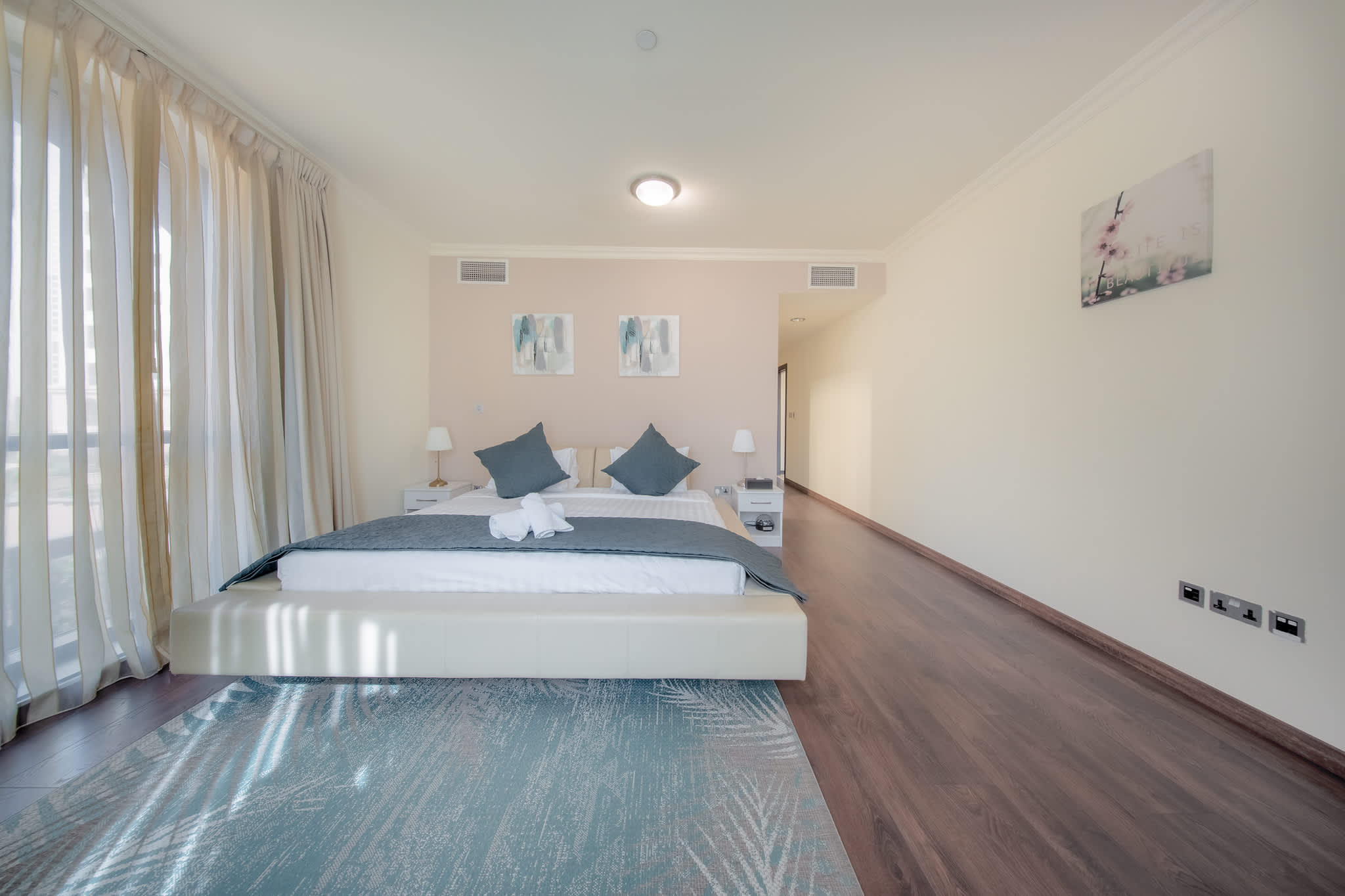 Luxury JBR Apartment: Beachfront Bliss & Stunning Views! - Image 9