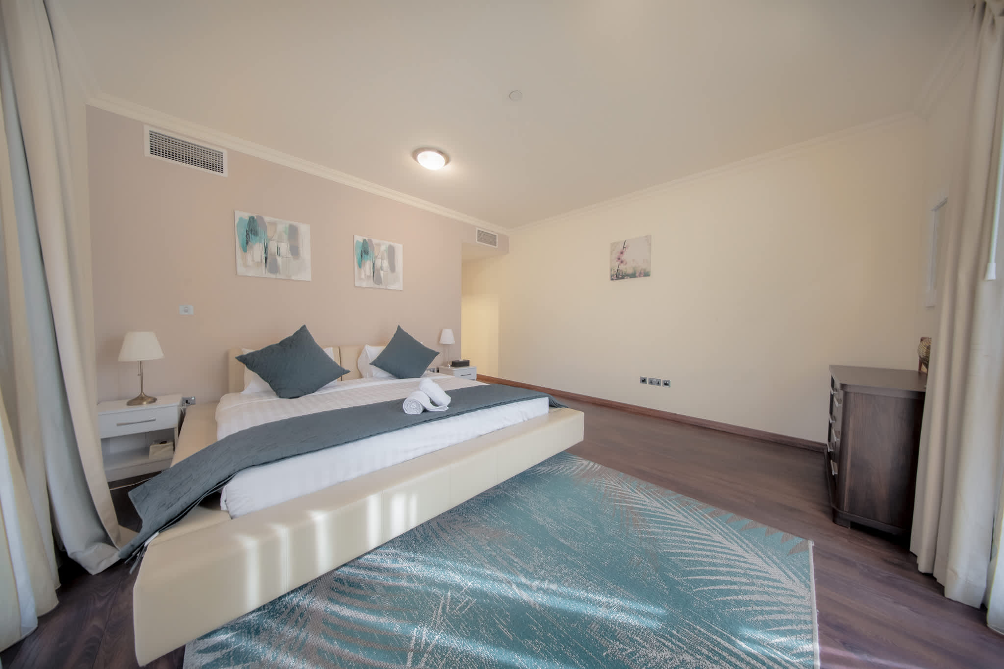 Luxury JBR Apartment: Beachfront Bliss & Stunning Views! - Image 11