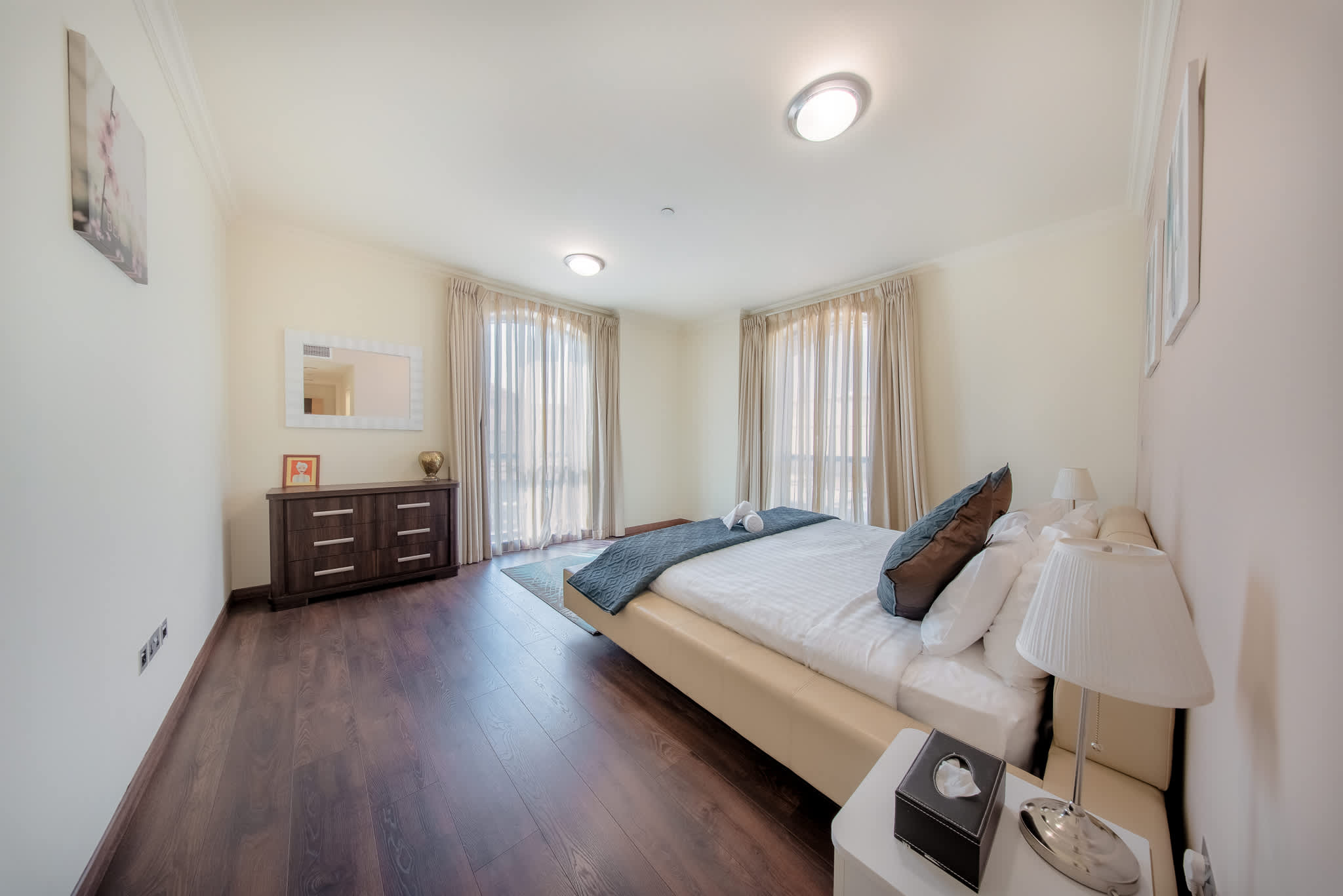 Luxury JBR Apartment: Beachfront Bliss & Stunning Views! - Image 10