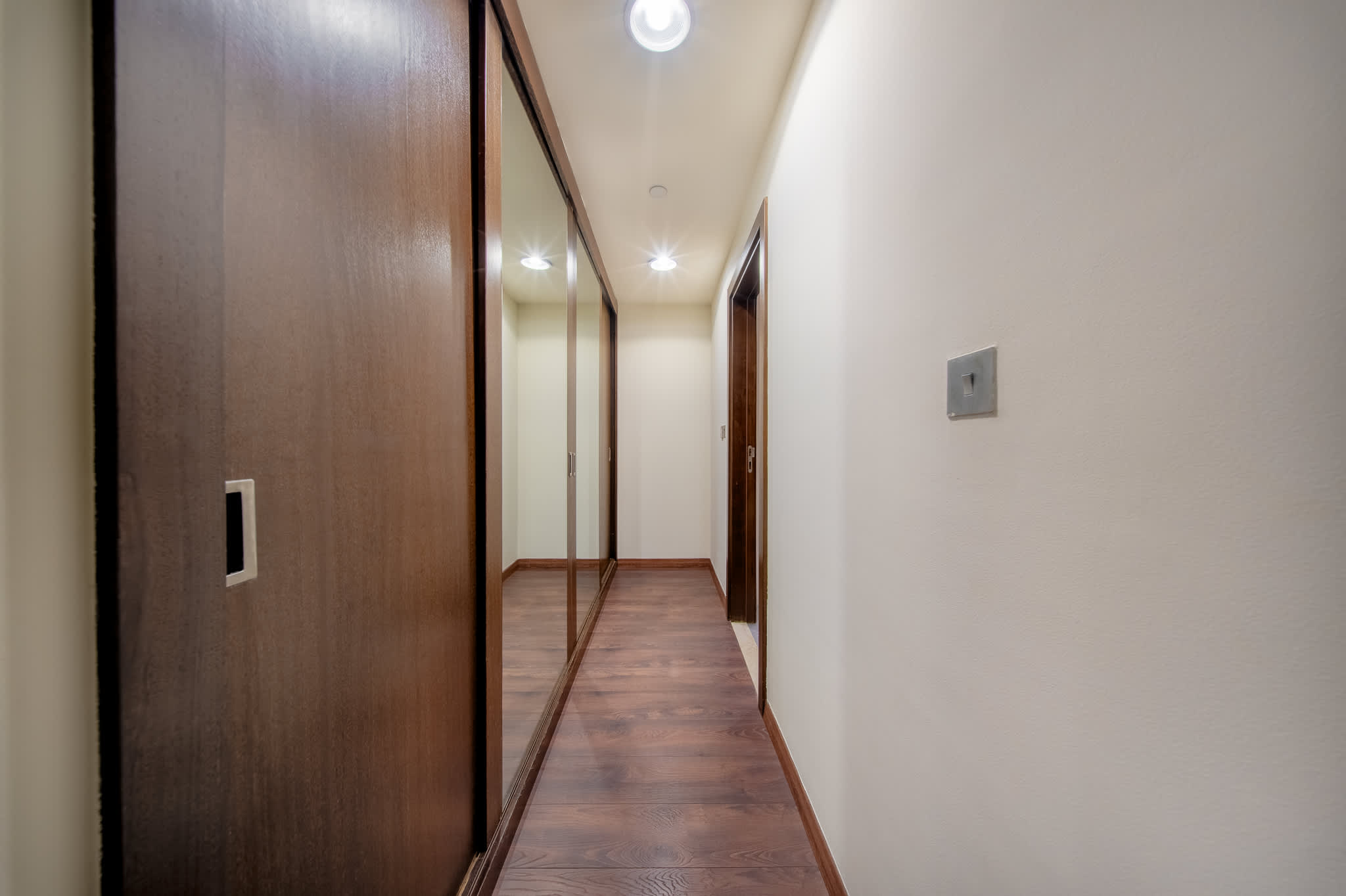 Luxury JBR Apartment: Beachfront Bliss & Stunning Views! - Image 12