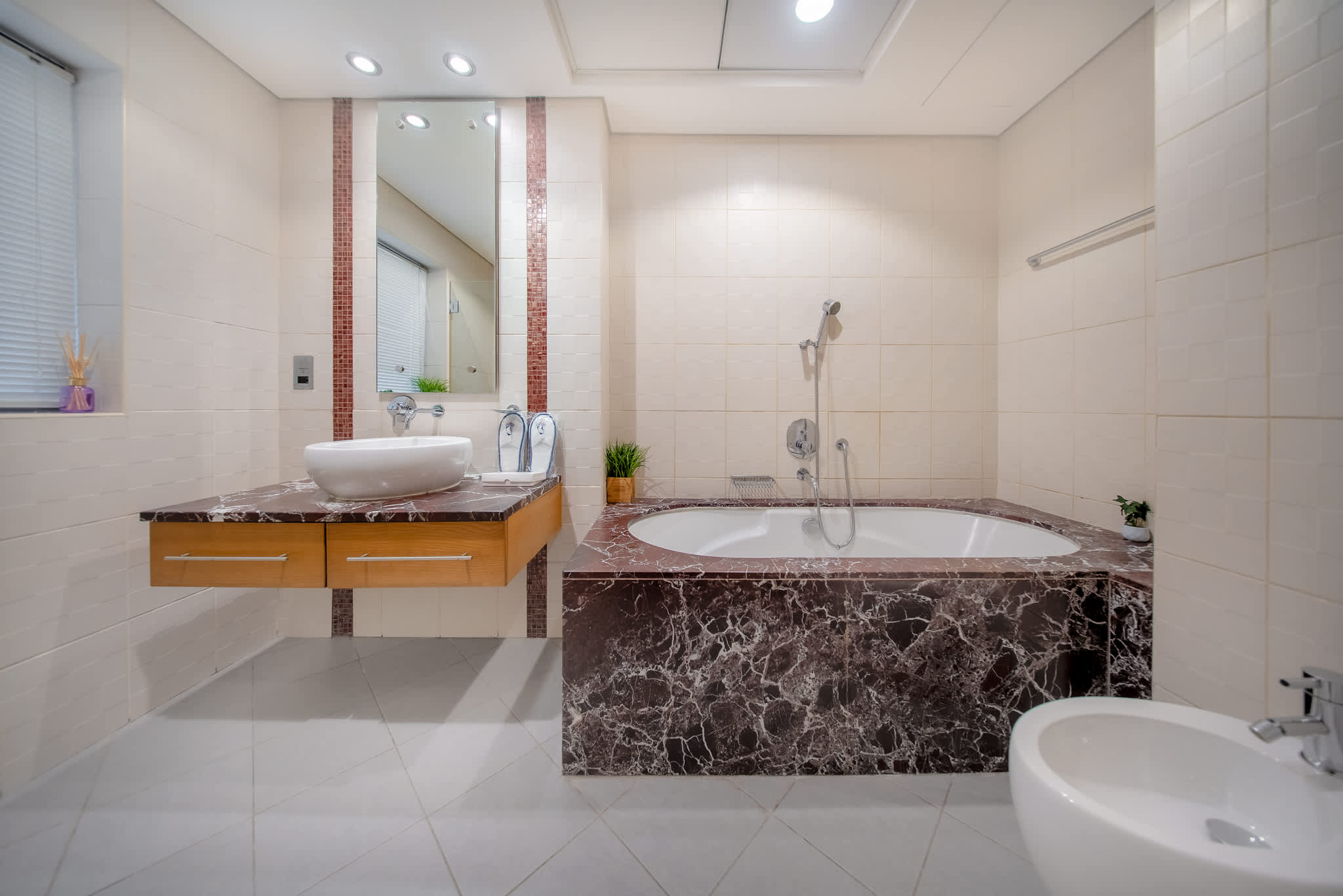 Luxury JBR Apartment: Beachfront Bliss & Stunning Views! - Image 13