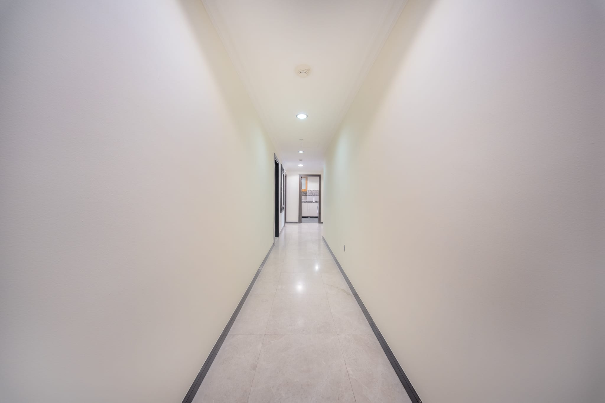 Luxury JBR Apartment: Beachfront Bliss & Stunning Views! - Image 16