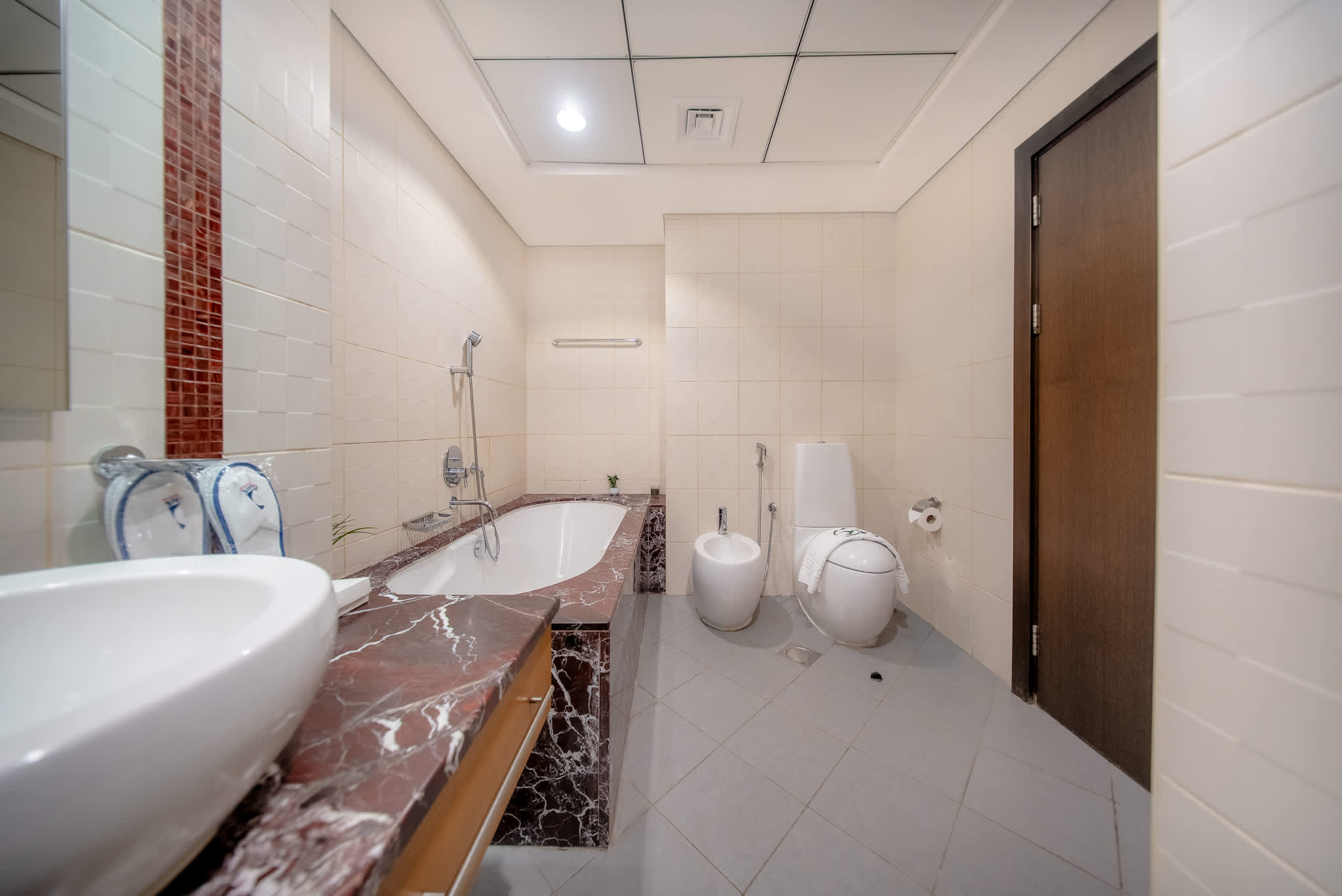 Luxury JBR Apartment: Beachfront Bliss & Stunning Views! - Image 14