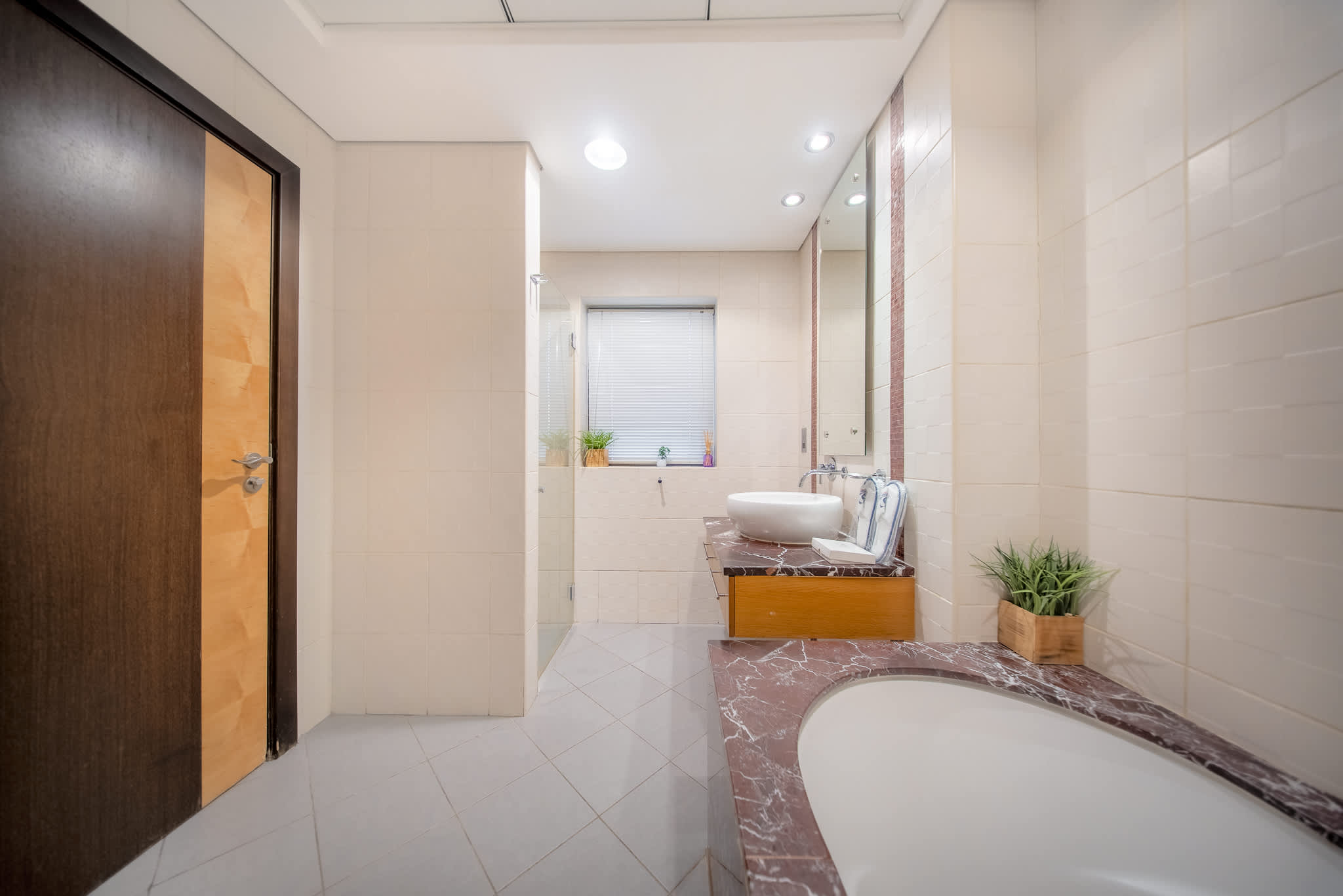 Luxury JBR Apartment: Beachfront Bliss & Stunning Views! - Image 15