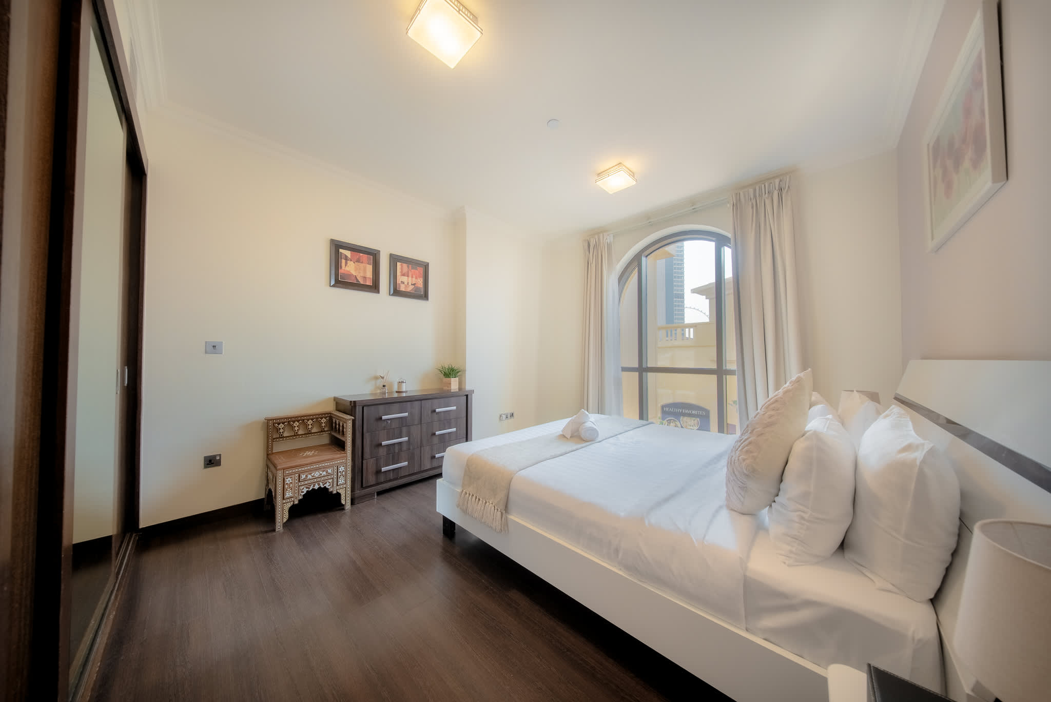 Luxury JBR Apartment: Beachfront Bliss & Stunning Views! - Image 18