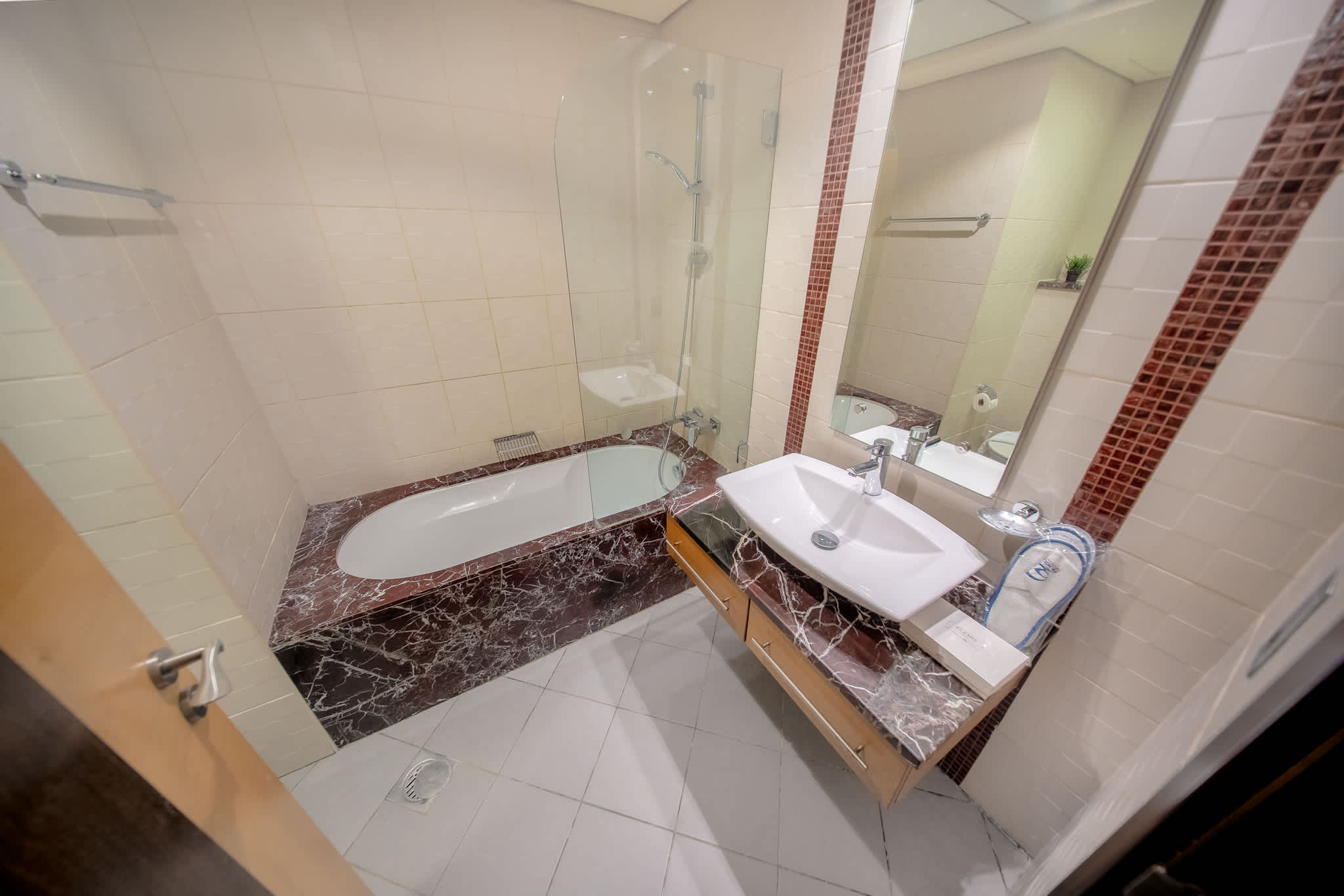 Luxury JBR Apartment: Beachfront Bliss & Stunning Views! - Image 23