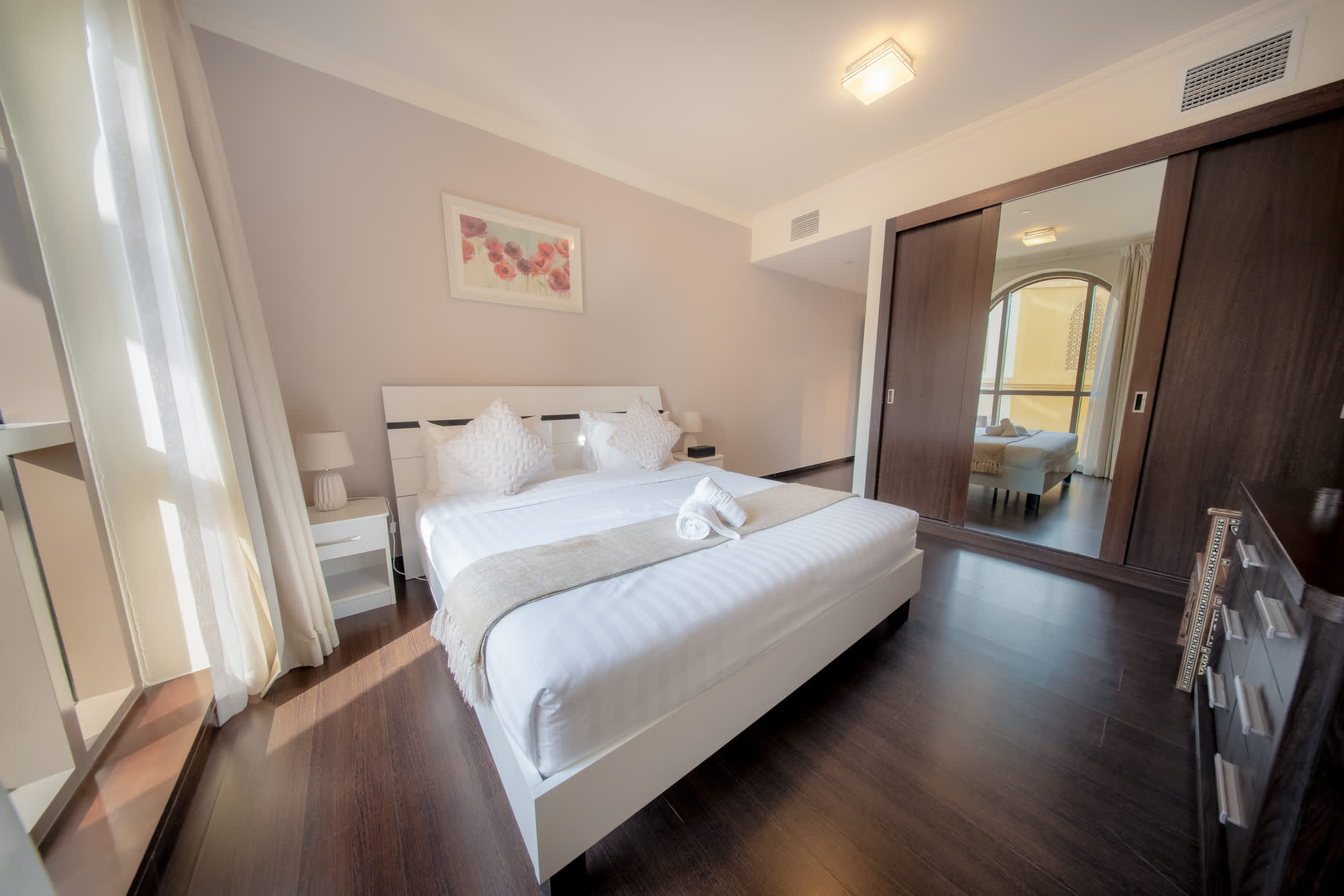 Luxury JBR Apartment: Beachfront Bliss & Stunning Views! - Image 20