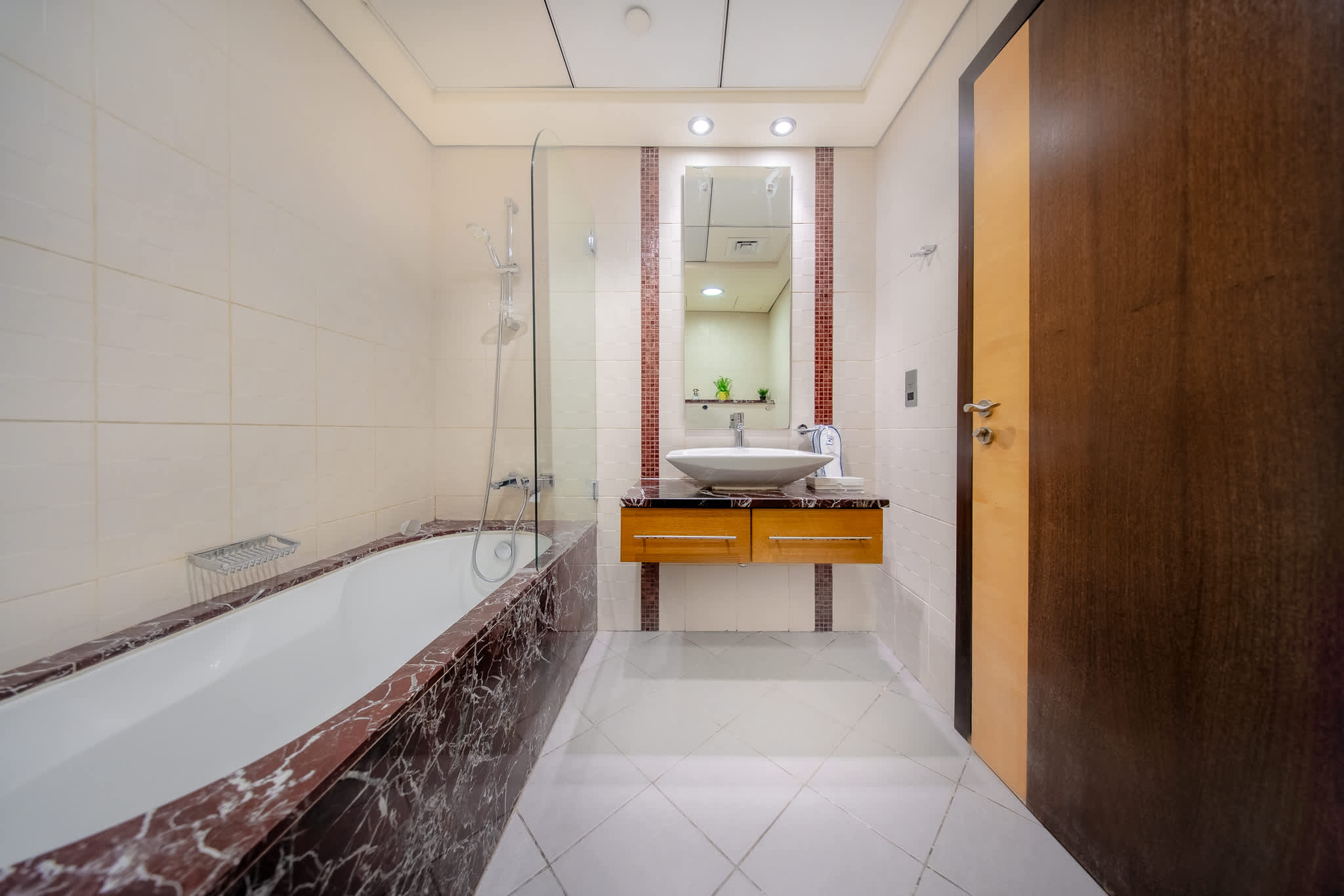 Luxury JBR Apartment: Beachfront Bliss & Stunning Views! - Image 24