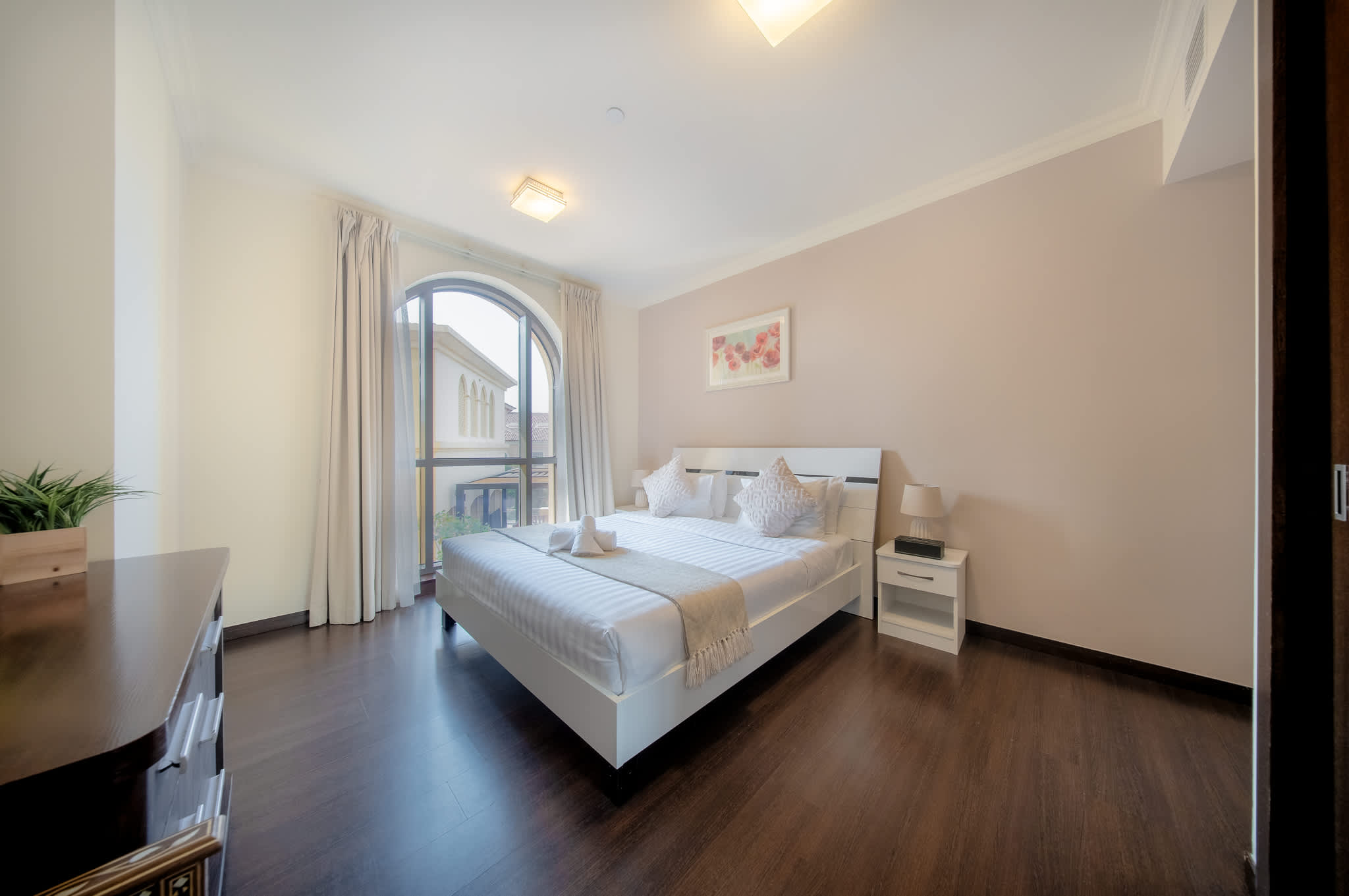 Luxury JBR Apartment: Beachfront Bliss & Stunning Views! - Image 22