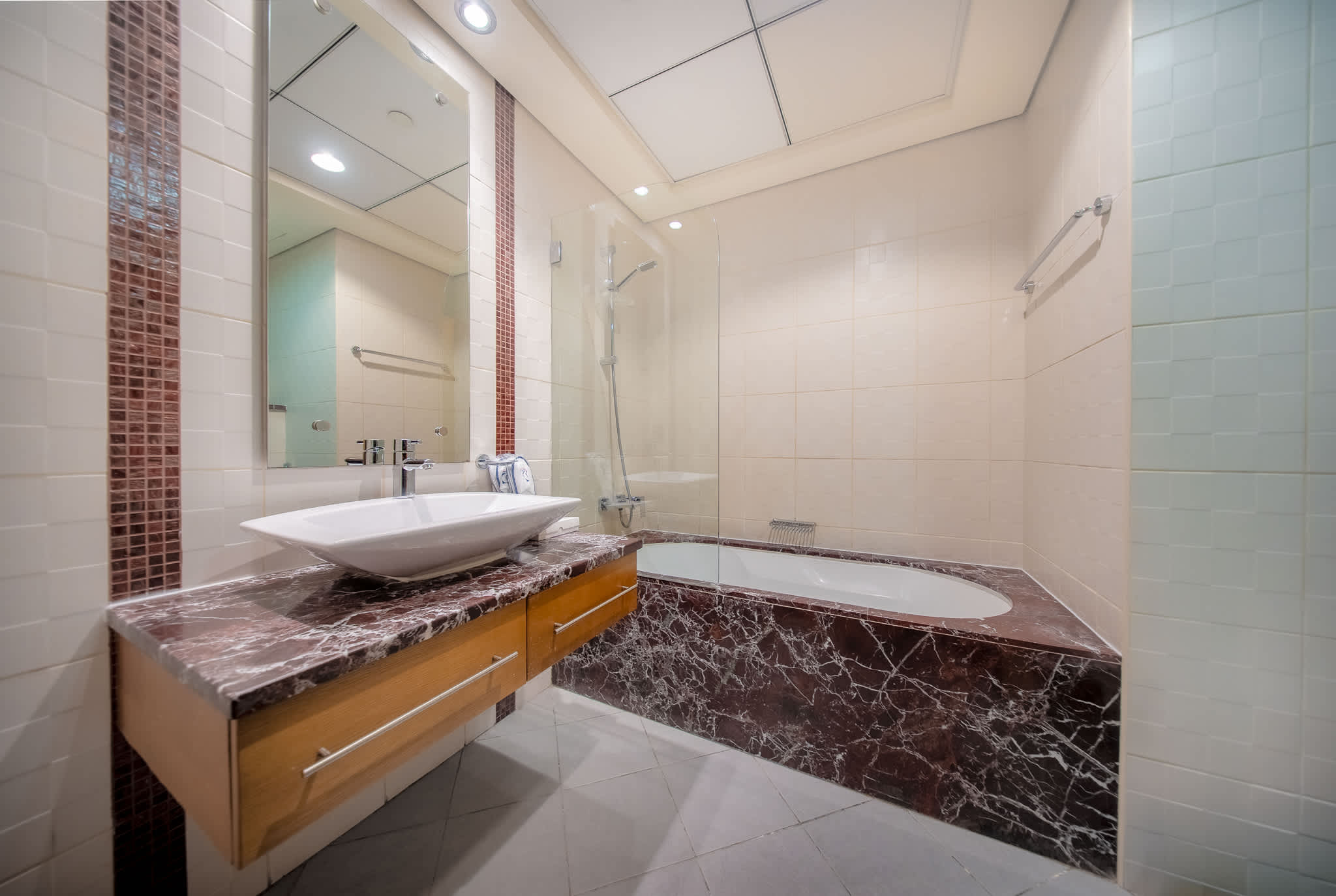 Luxury JBR Apartment: Beachfront Bliss & Stunning Views! - Image 26