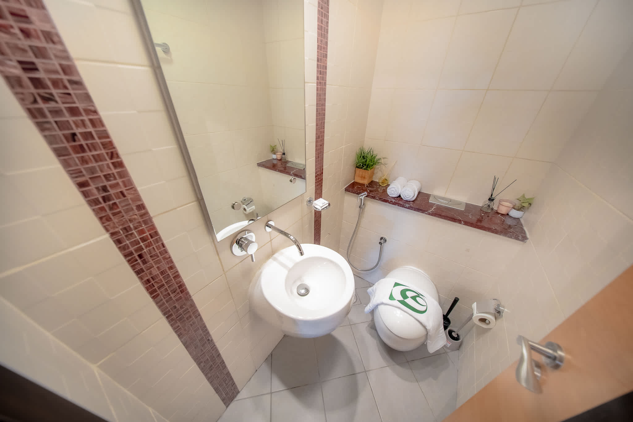 Luxury JBR Apartment: Beachfront Bliss & Stunning Views! - Image 27