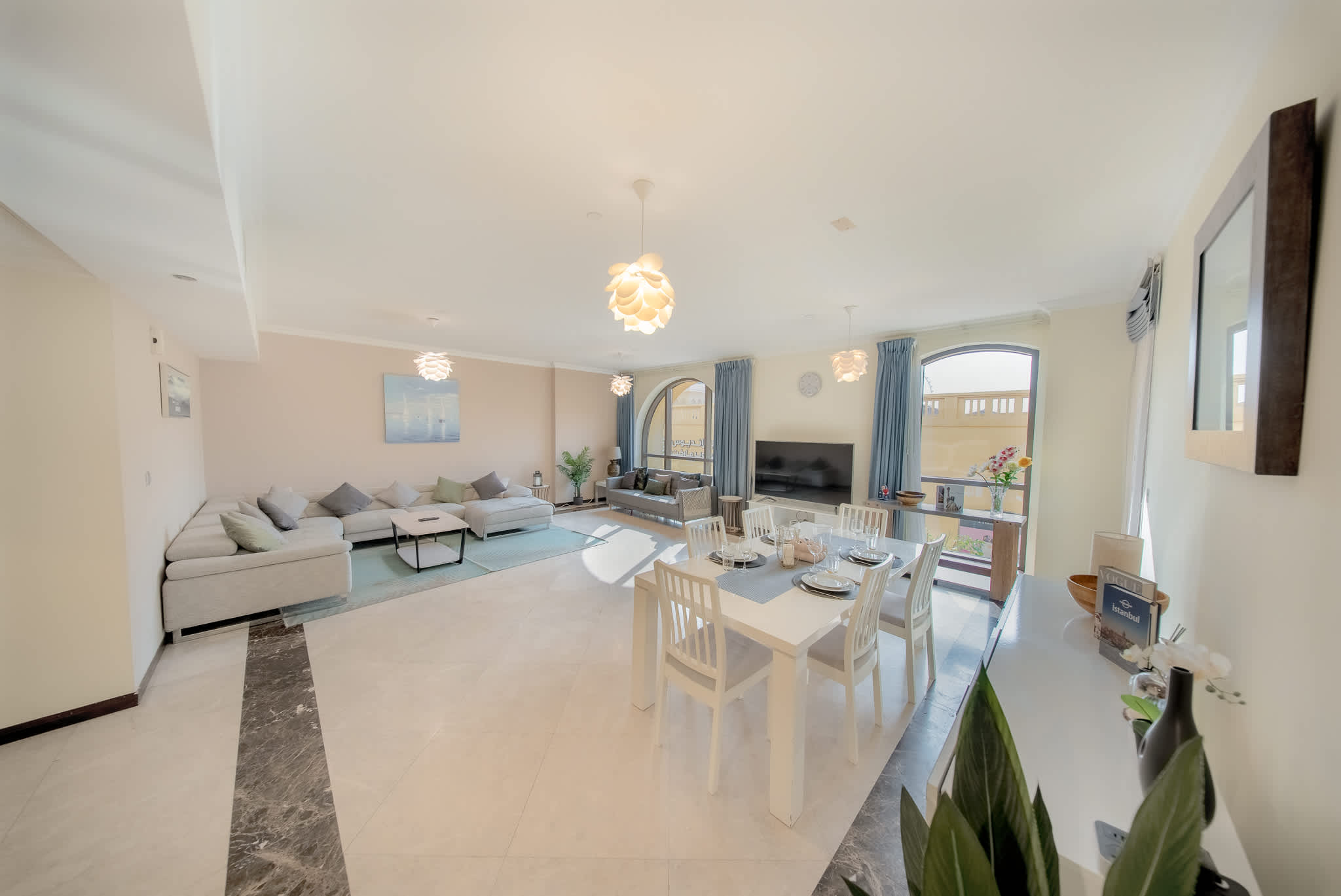 Luxury JBR Apartment: Beachfront Bliss & Stunning Views! - Image 32