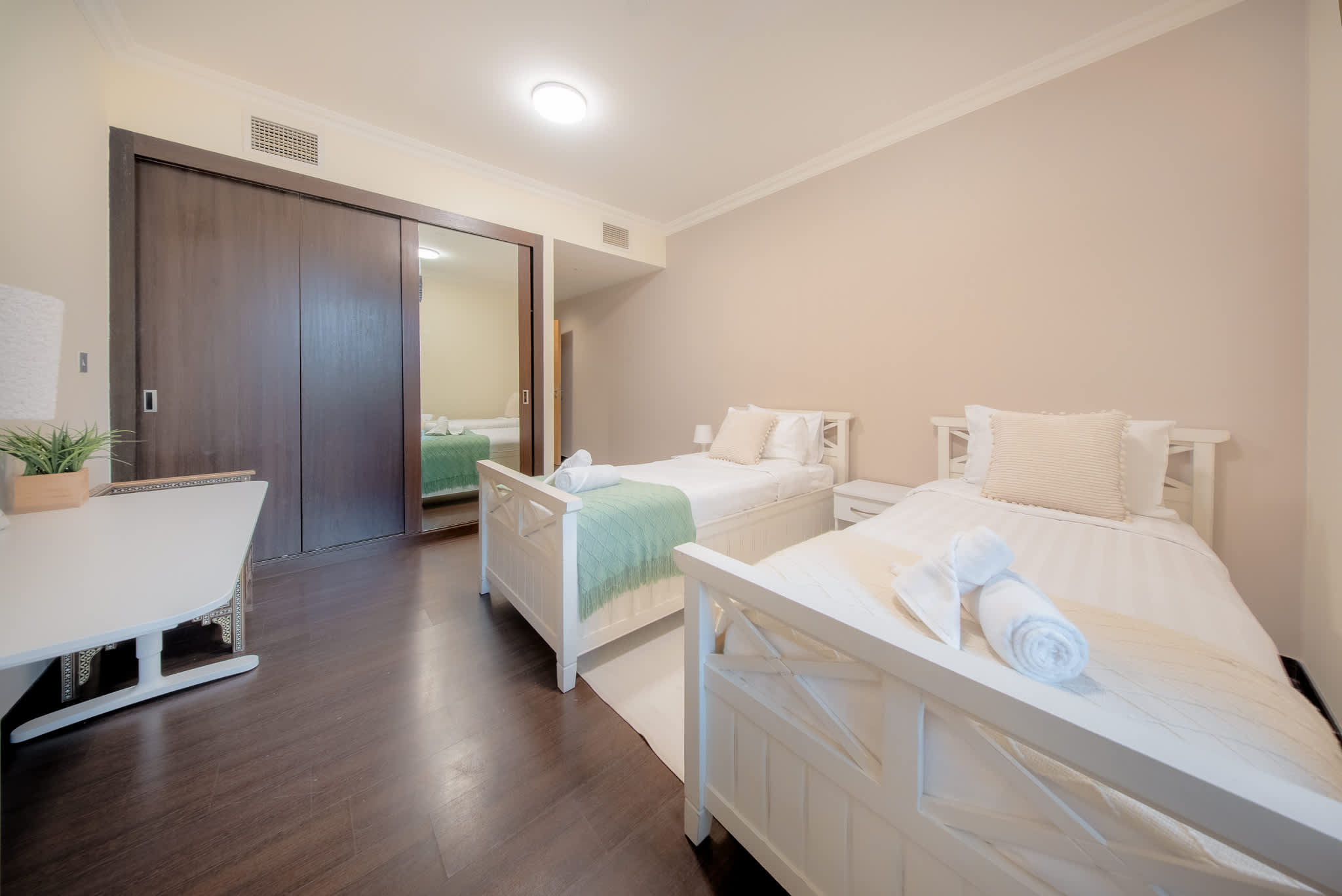 Luxury JBR Apartment: Beachfront Bliss & Stunning Views! - Image 31