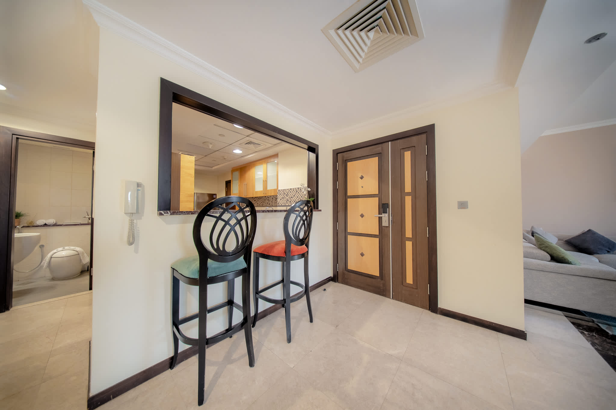 Luxury JBR Apartment: Beachfront Bliss & Stunning Views! - Image 35