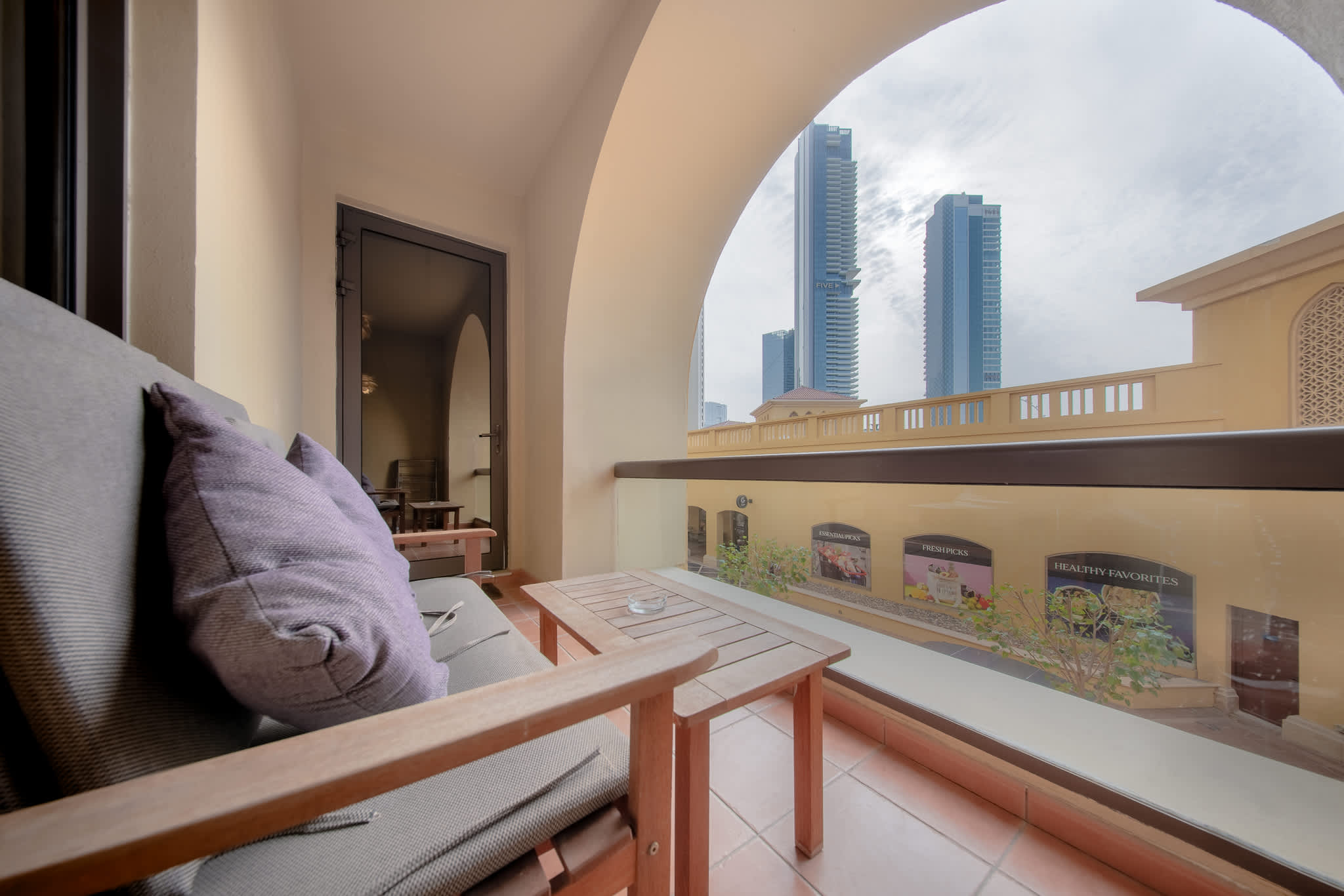 Luxury JBR Apartment: Beachfront Bliss & Stunning Views! - Image 37