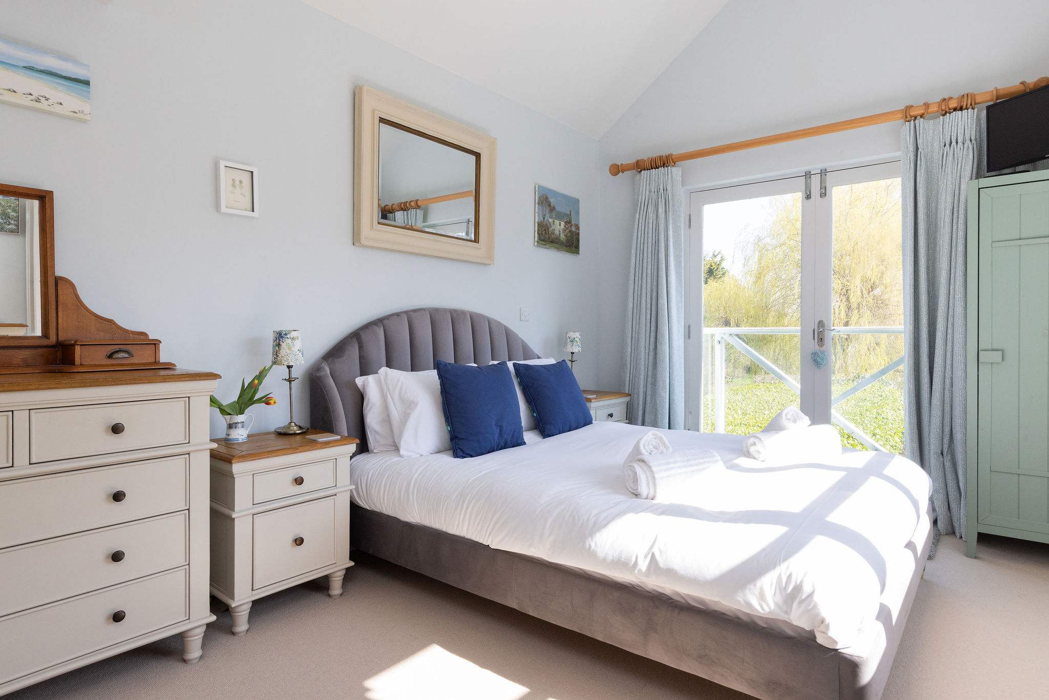 Stylish Itchenor Home, Walk to Harbour & Pub