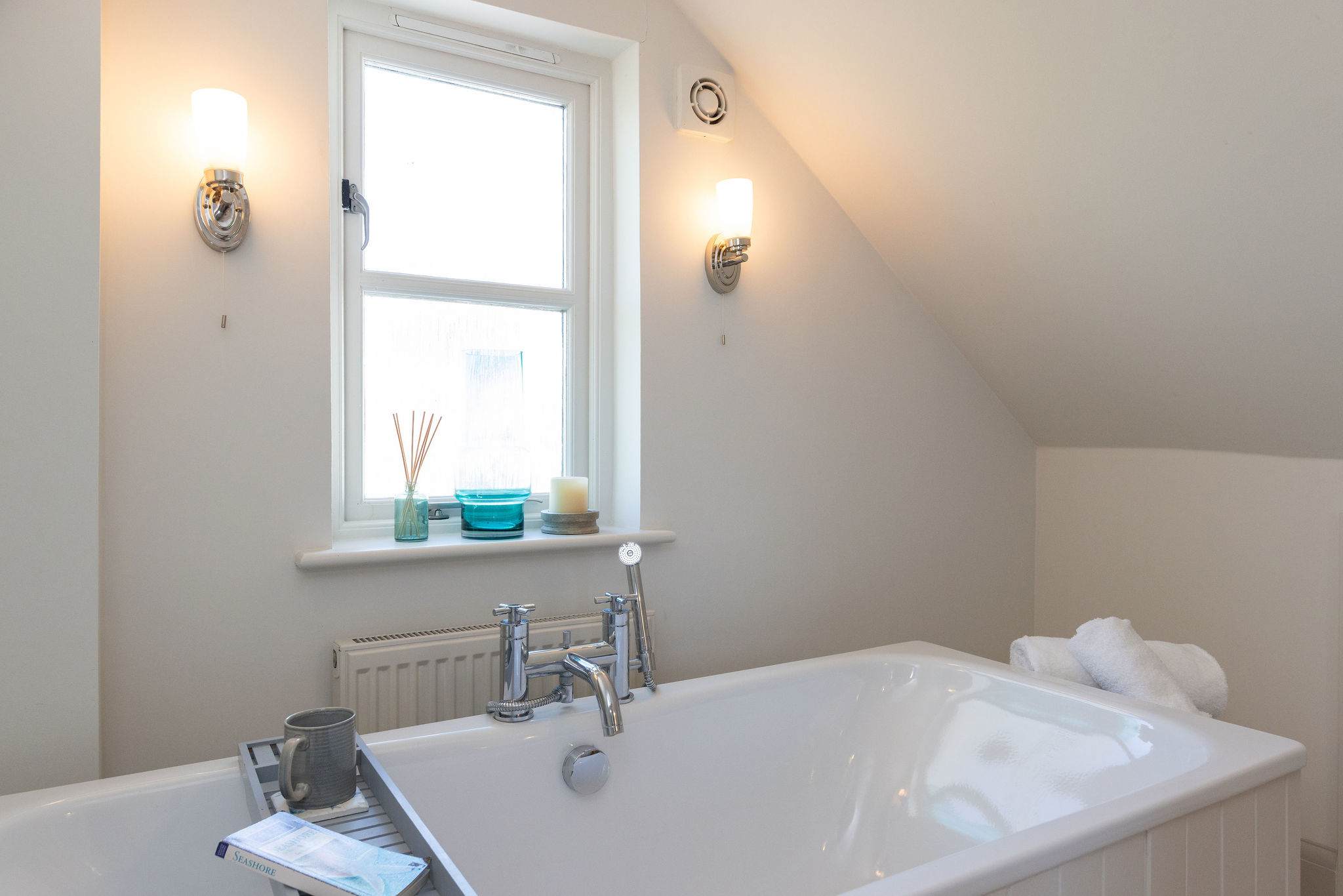Relaxing en suite with bath – perfect after a day by the coast