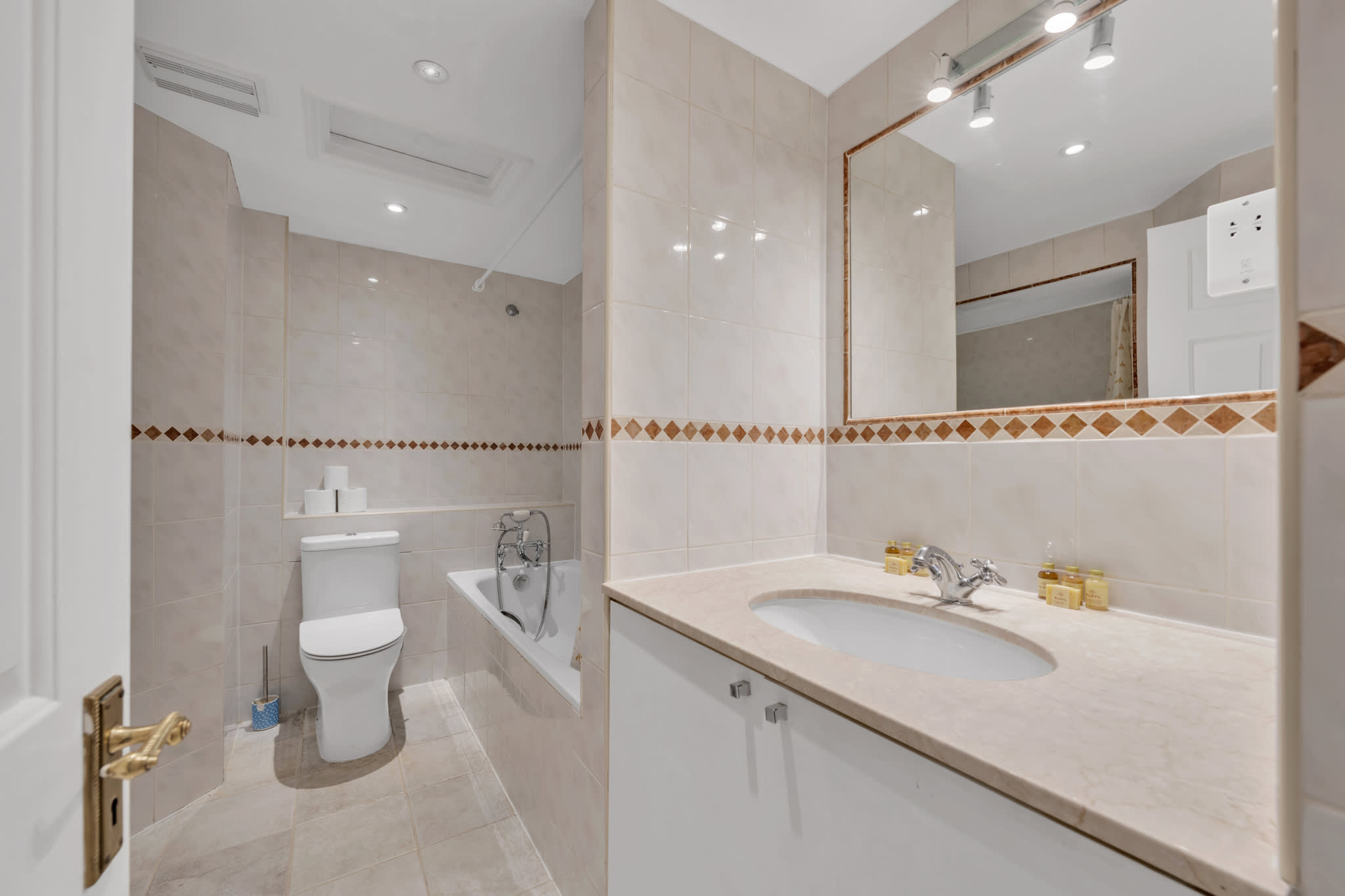 Modern Split-Level Apartment in Knightsbridge in Beaufort Gardens SW3 - Property image 19 - VivreStays