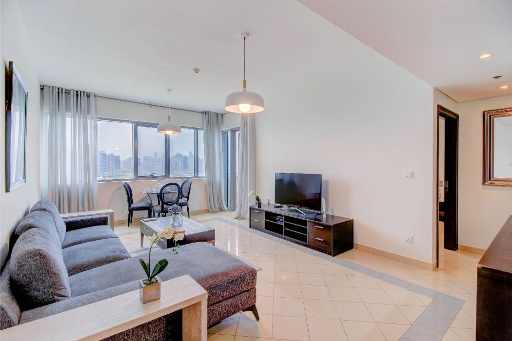 Luxury Dubai Apartment with Golf Course Views - Image 5