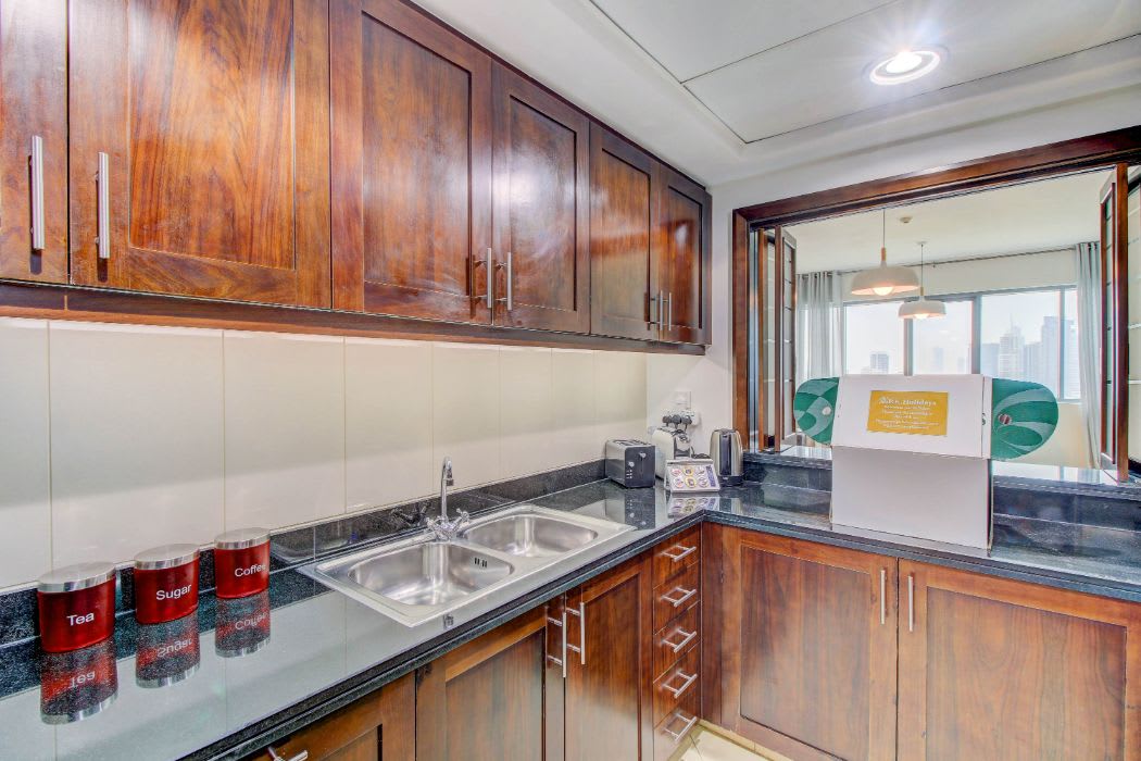 Luxury Dubai Apartment with Golf Course Views - Image 6