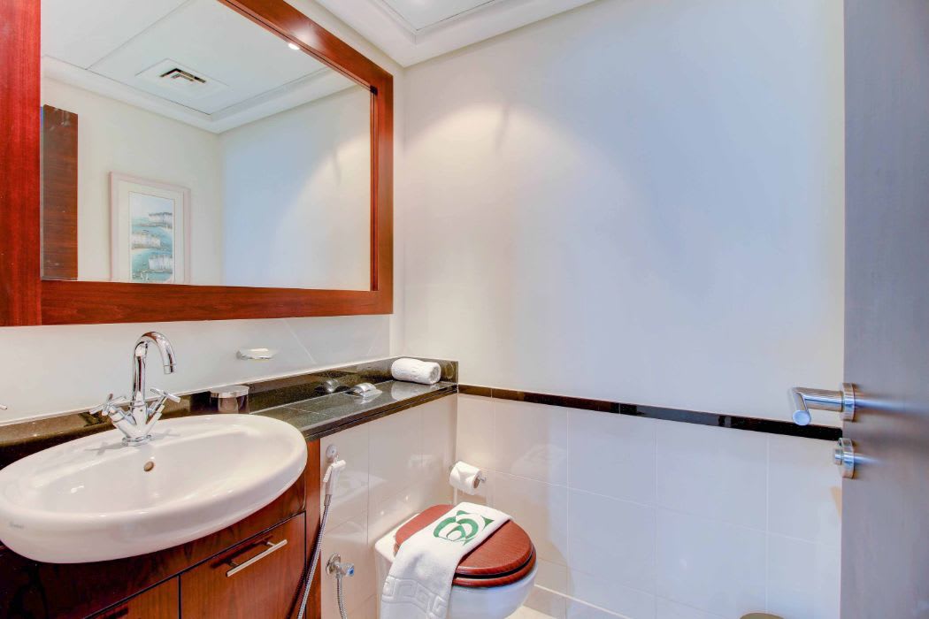 Luxury Dubai Apartment with Golf Course Views - Image 3