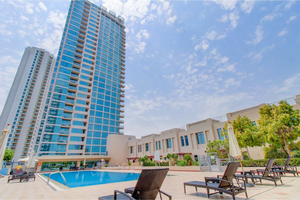 Luxury Dubai Apartment with Golf Course Views - Image 33