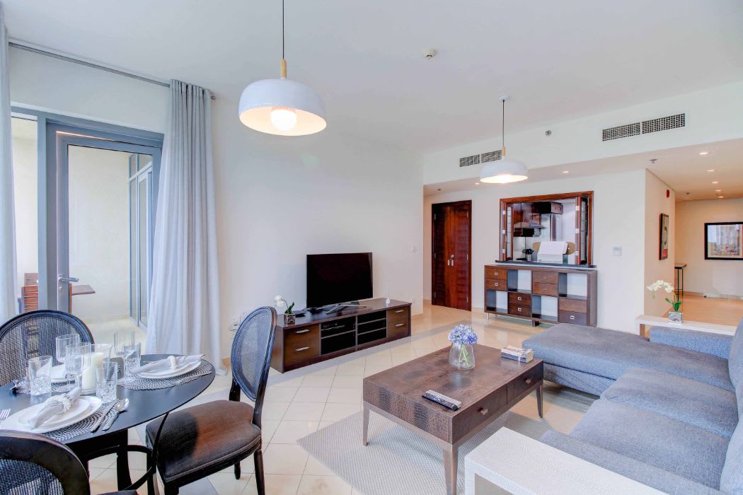 Luxury Dubai Apartment with Golf Course Views - Image 9