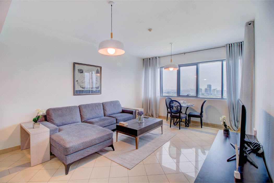 Luxury Dubai Apartment with Golf Course Views - Image 7