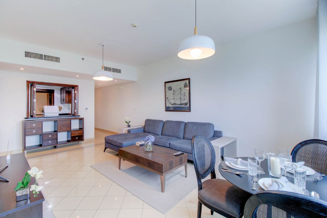 Luxury Dubai Apartment with Golf Course Views - Image 8