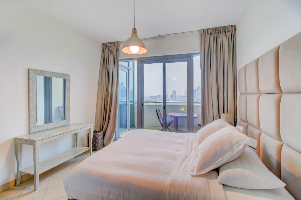 Luxury Dubai Apartment with Golf Course Views - Image 13