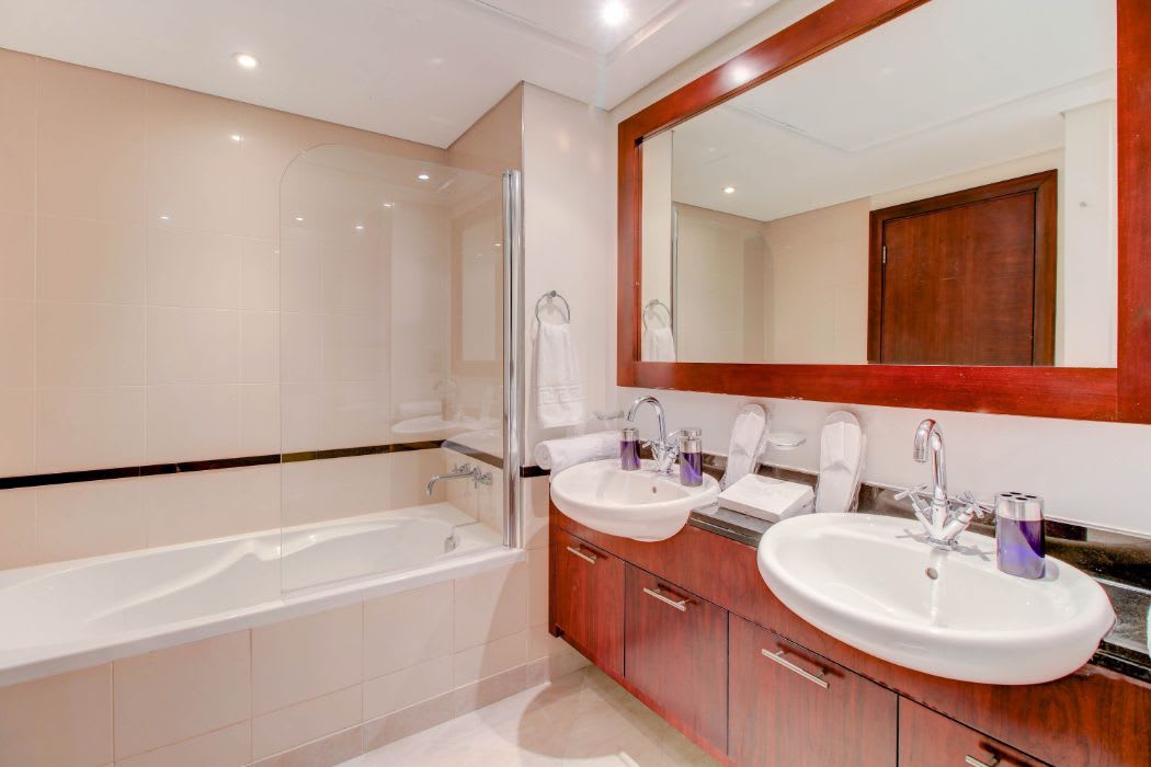 Luxury Dubai Apartment with Golf Course Views - Image 16