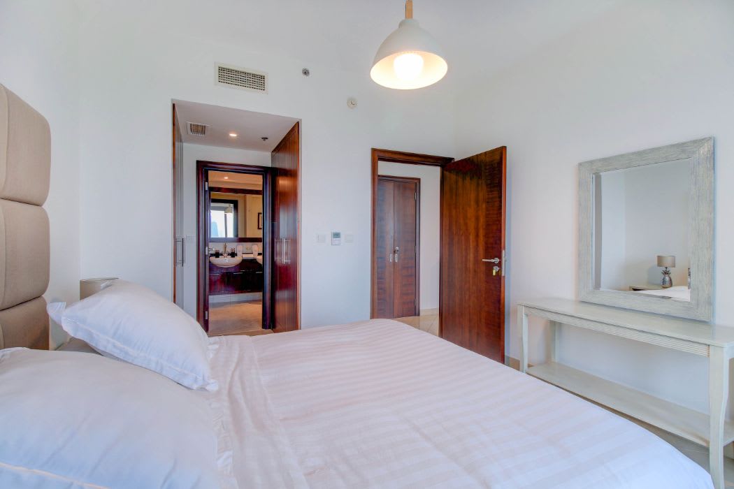 Luxury Dubai Apartment with Golf Course Views - Image 14