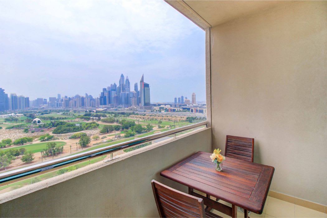 Luxury Dubai Apartment with Golf Course Views - Image 17