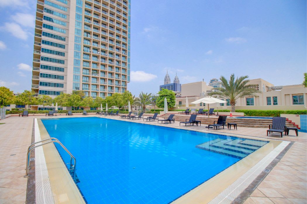 Luxury Dubai Apartment with Golf Course Views - Image 24