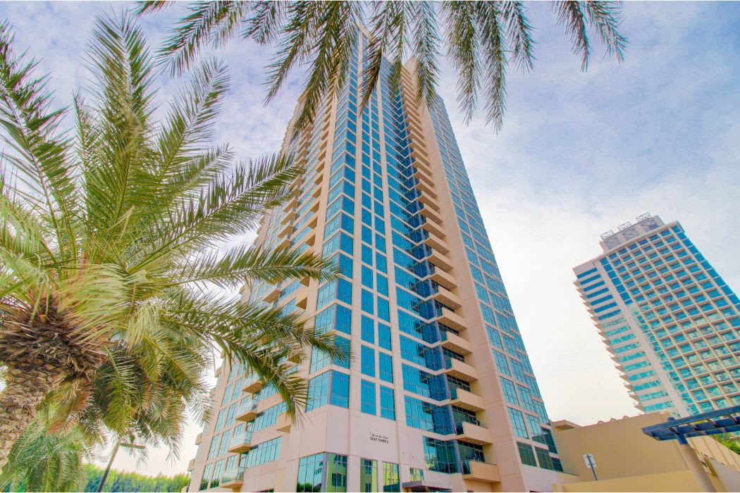 Luxury Dubai Apartment with Golf Course Views - Image 32