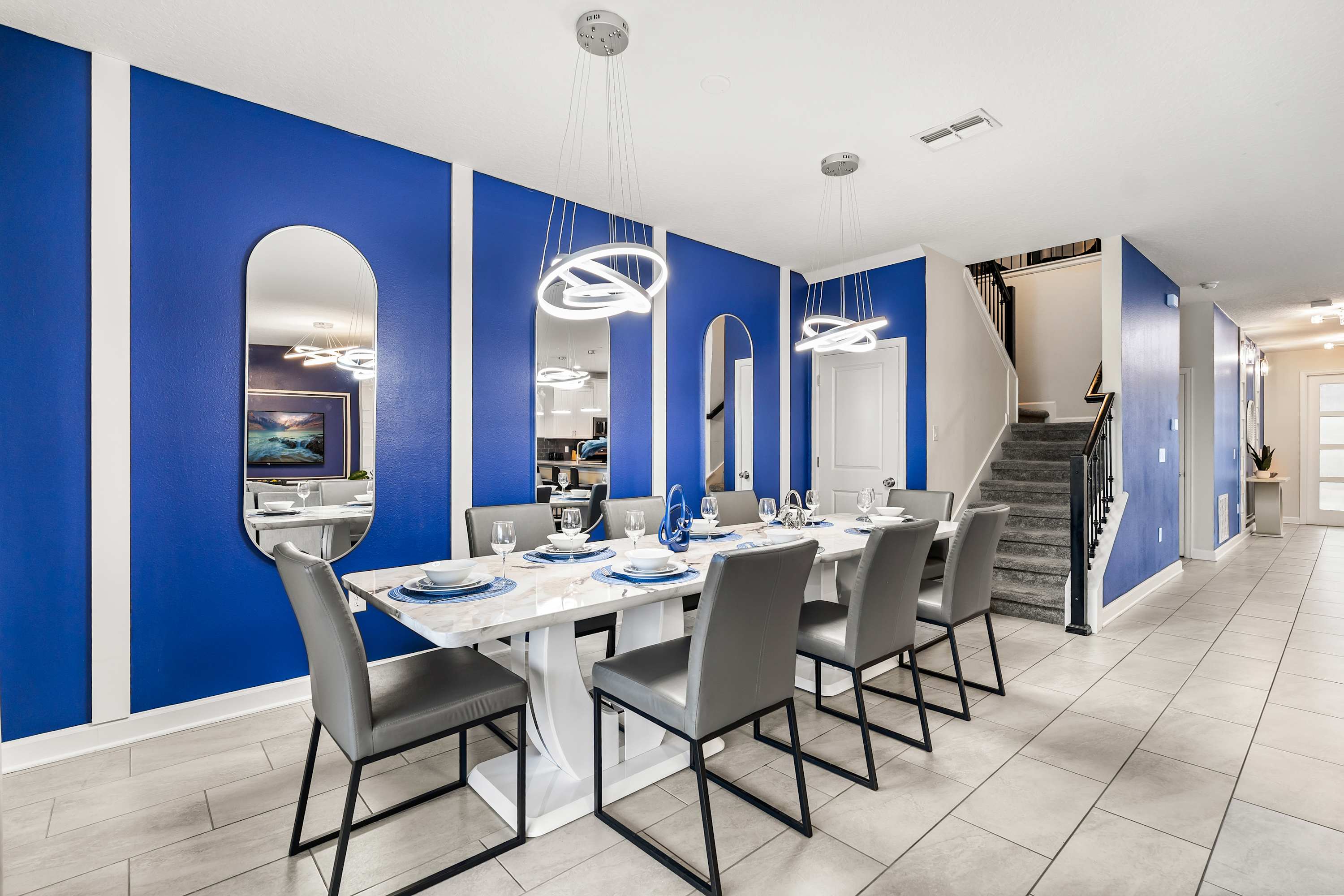 Modern dining area with large table and seating, perfect for group meals and gatherings.
