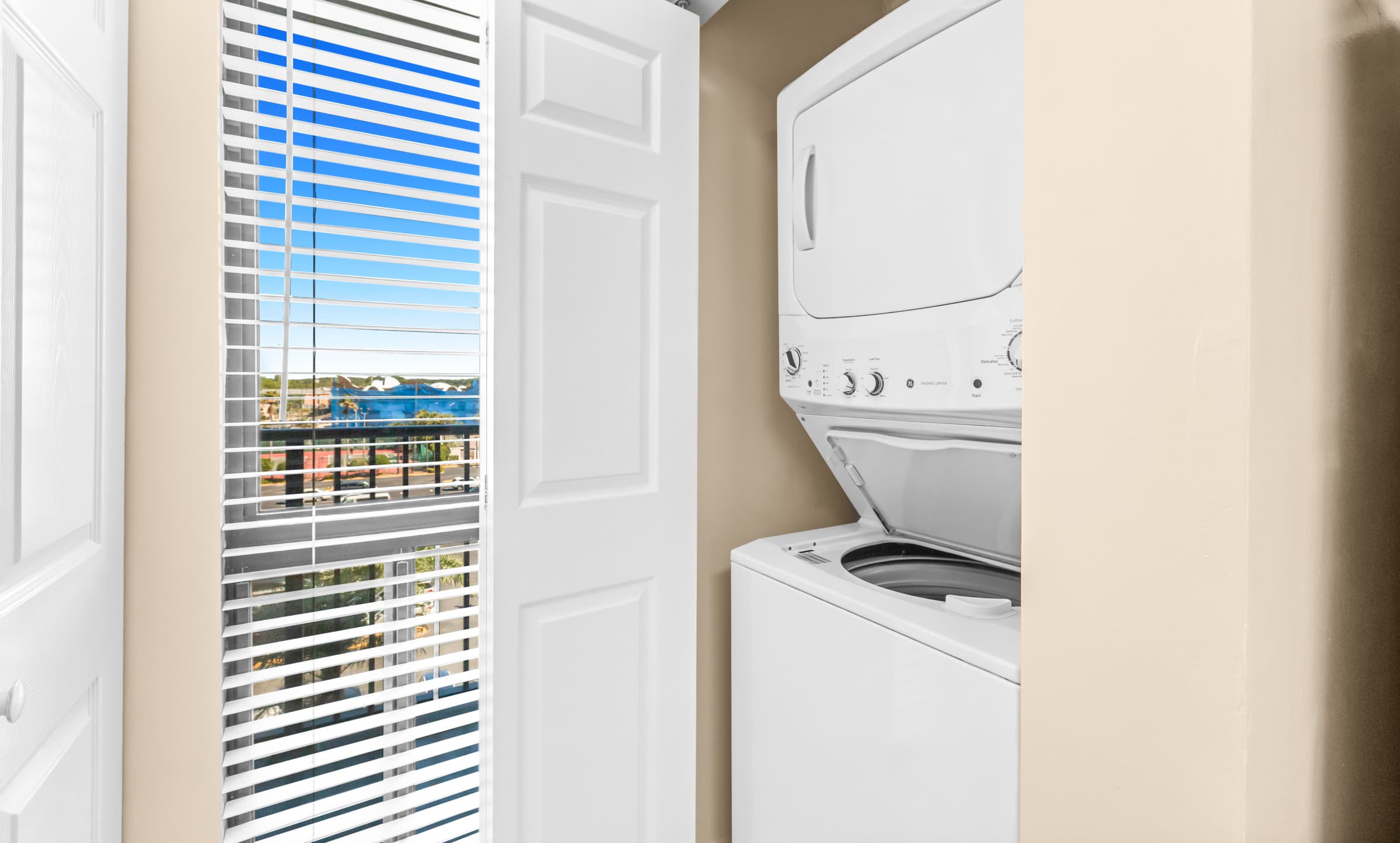 Emerald Towers 0605 Gulf front condo with private balcony and beach access in Destin 3