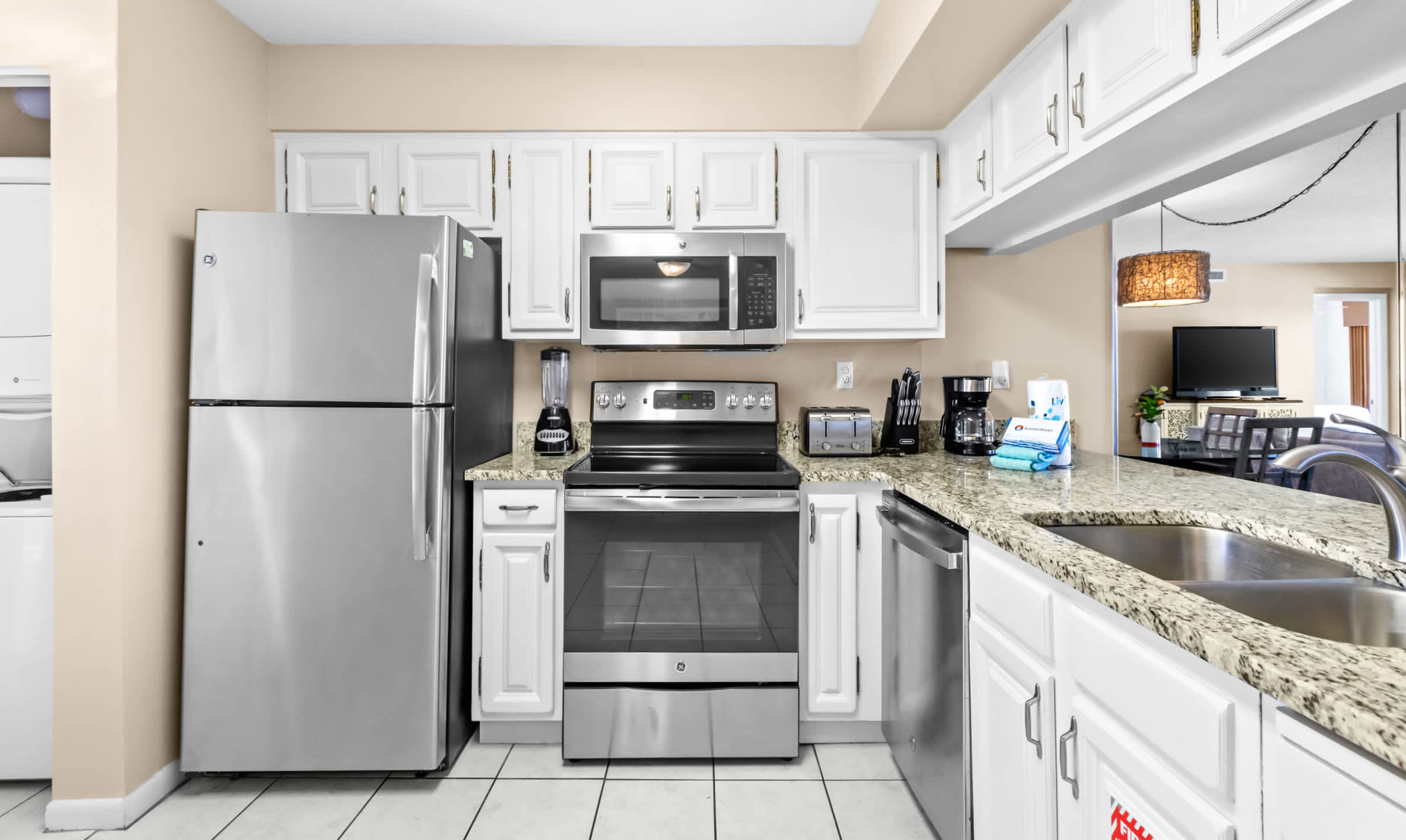 Emerald Towers 0605 Gulf front condo with private balcony and beach access in Destin 2