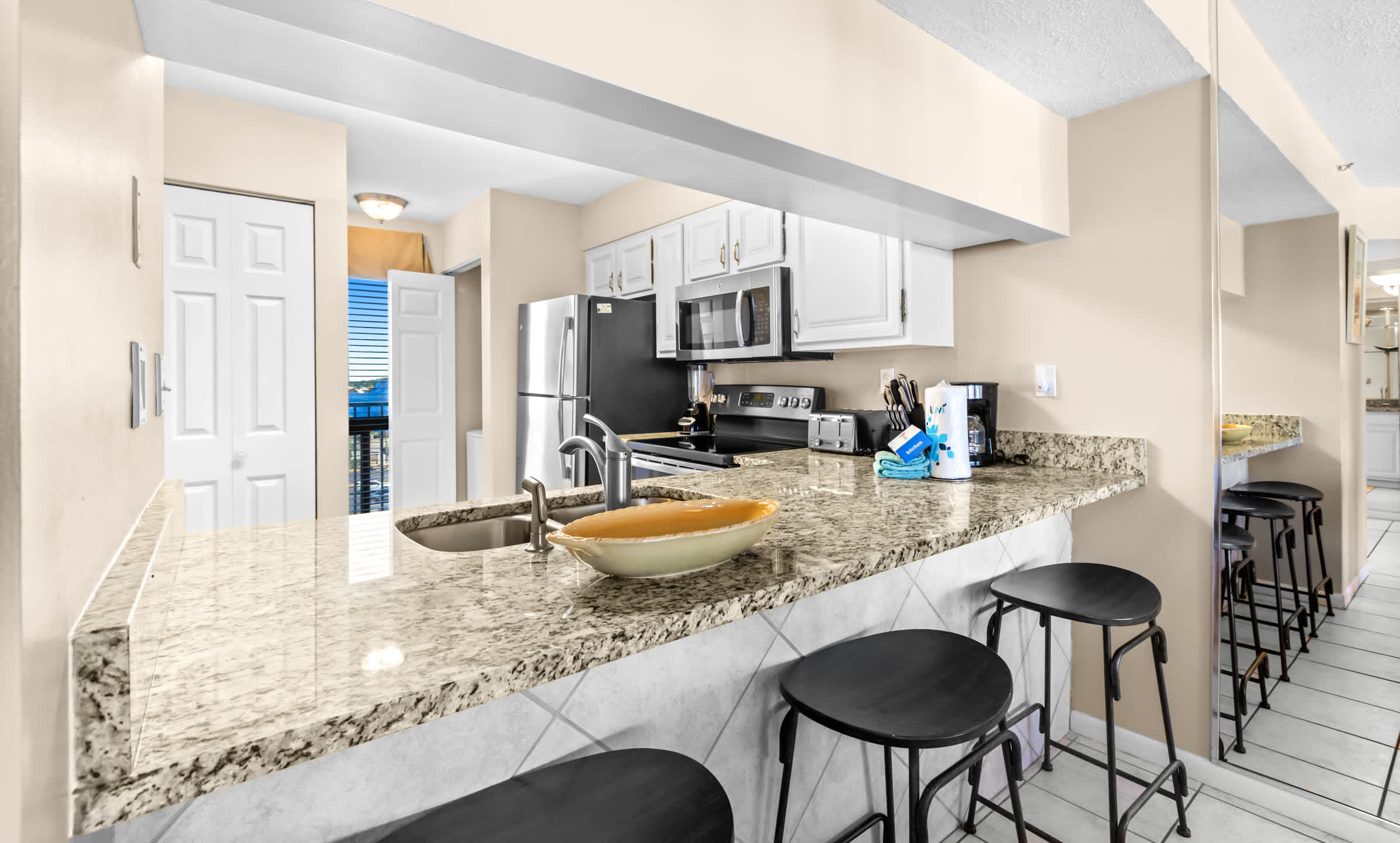 Emerald Towers 0605 Gulf front condo with private balcony and beach access in Destin 7