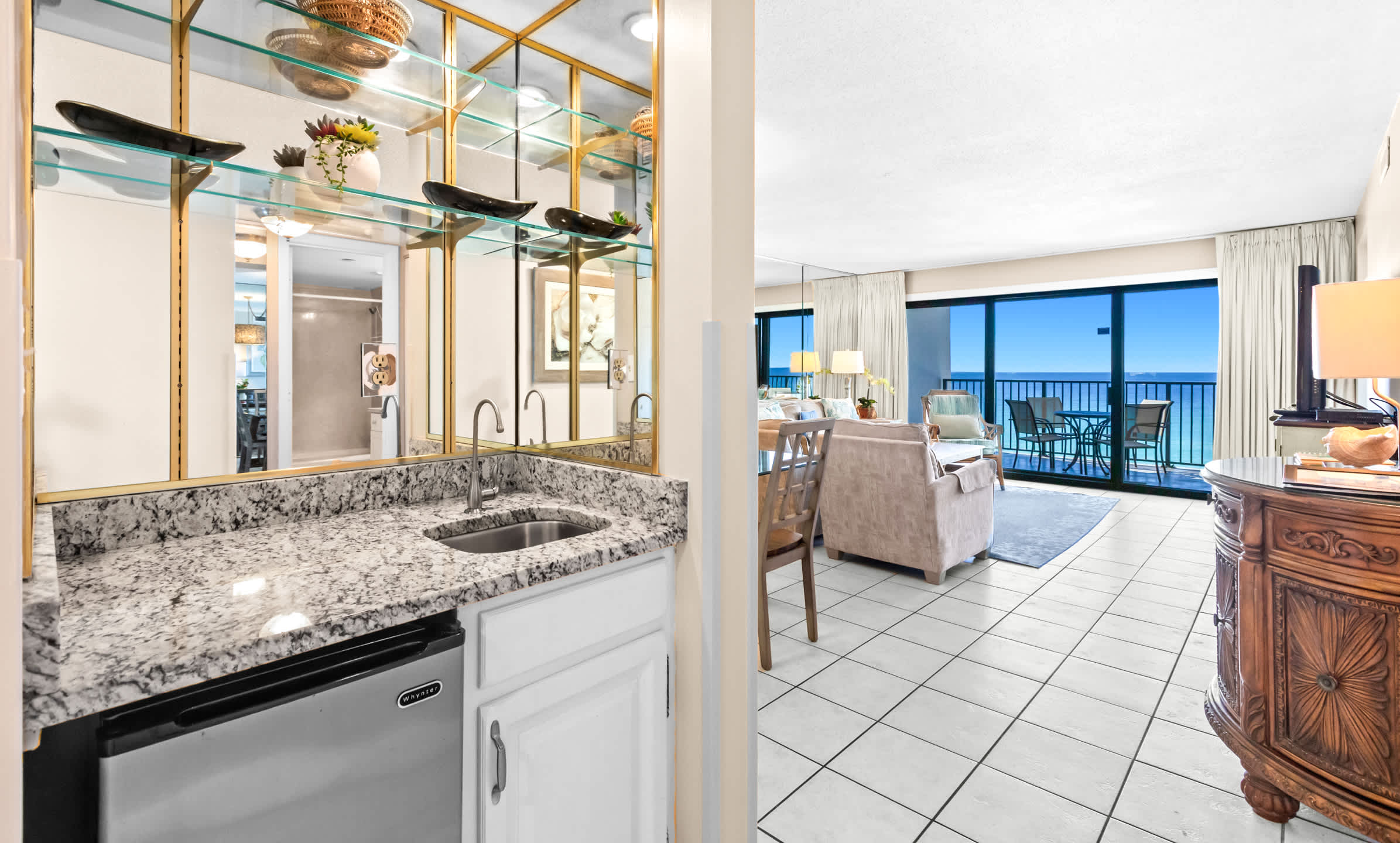 Emerald Towers 0605 Gulf front condo with private balcony and beach access in Destin 5